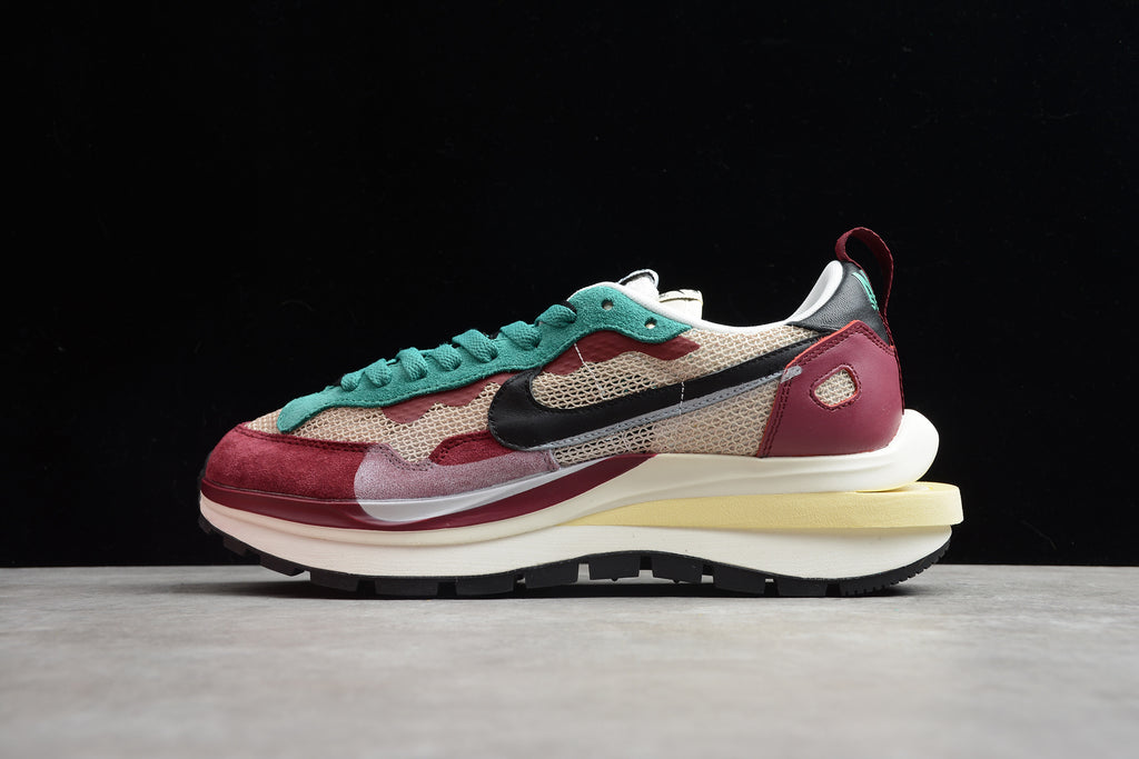 Sacai x VaporWaffle – Rojo / Beigie / Verde