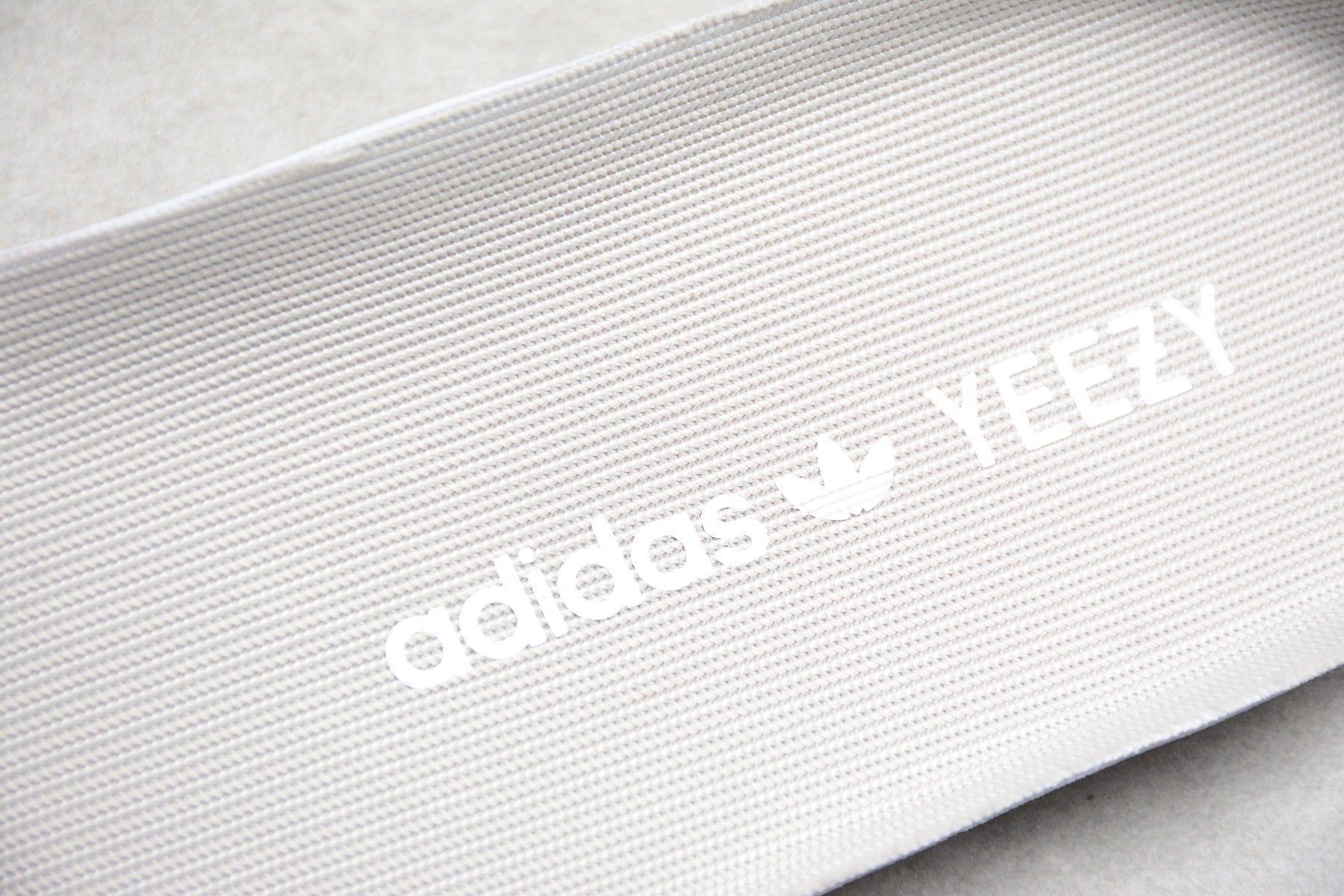 Adidas Yeezy 350 – Gris