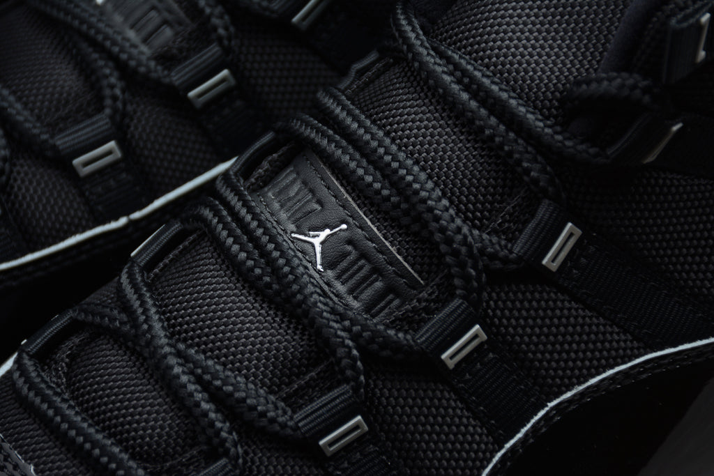 Air Jordan 11 – Negro / Blanco