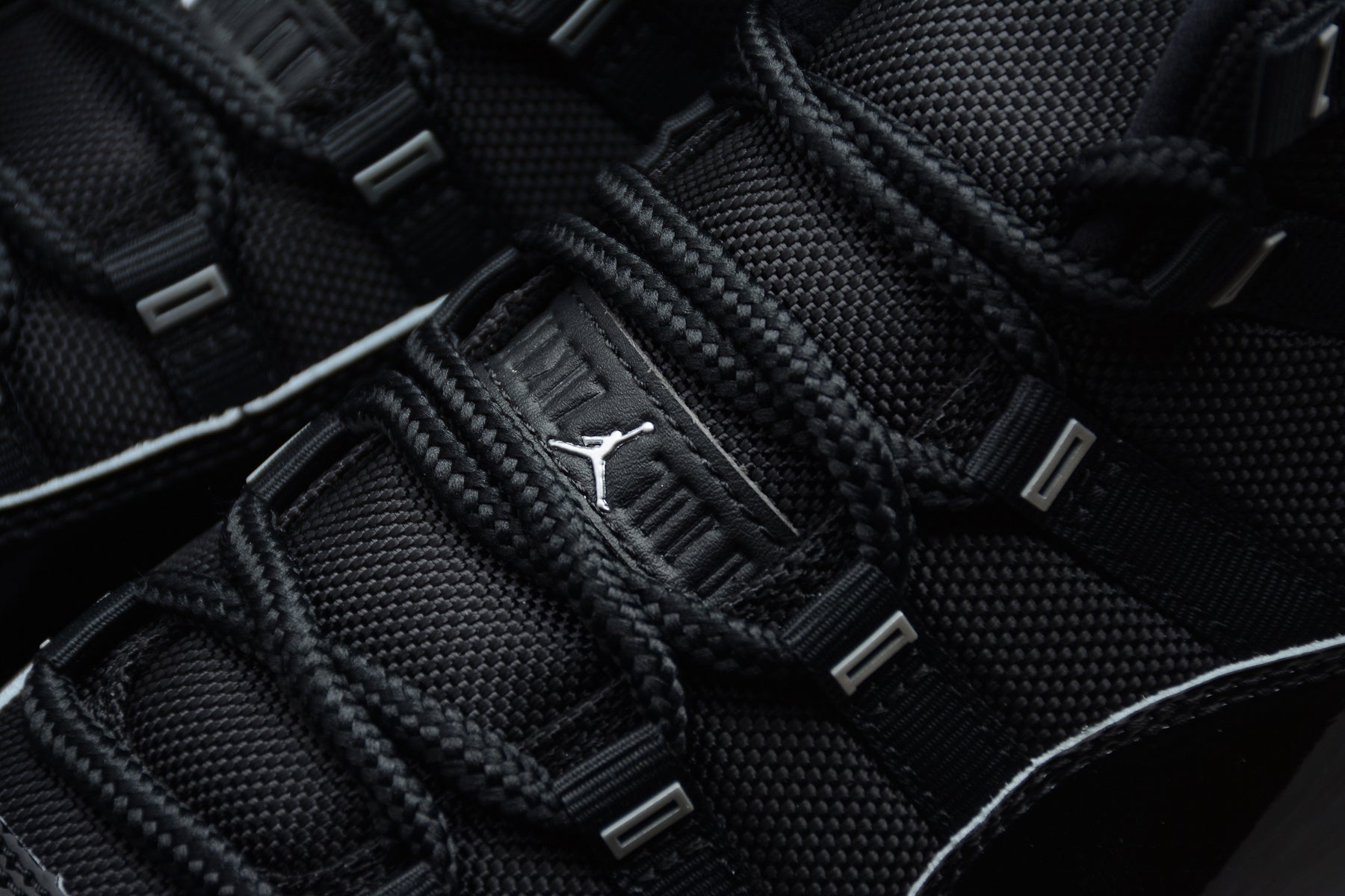 Air Jordan 11 – Negro / Blanco