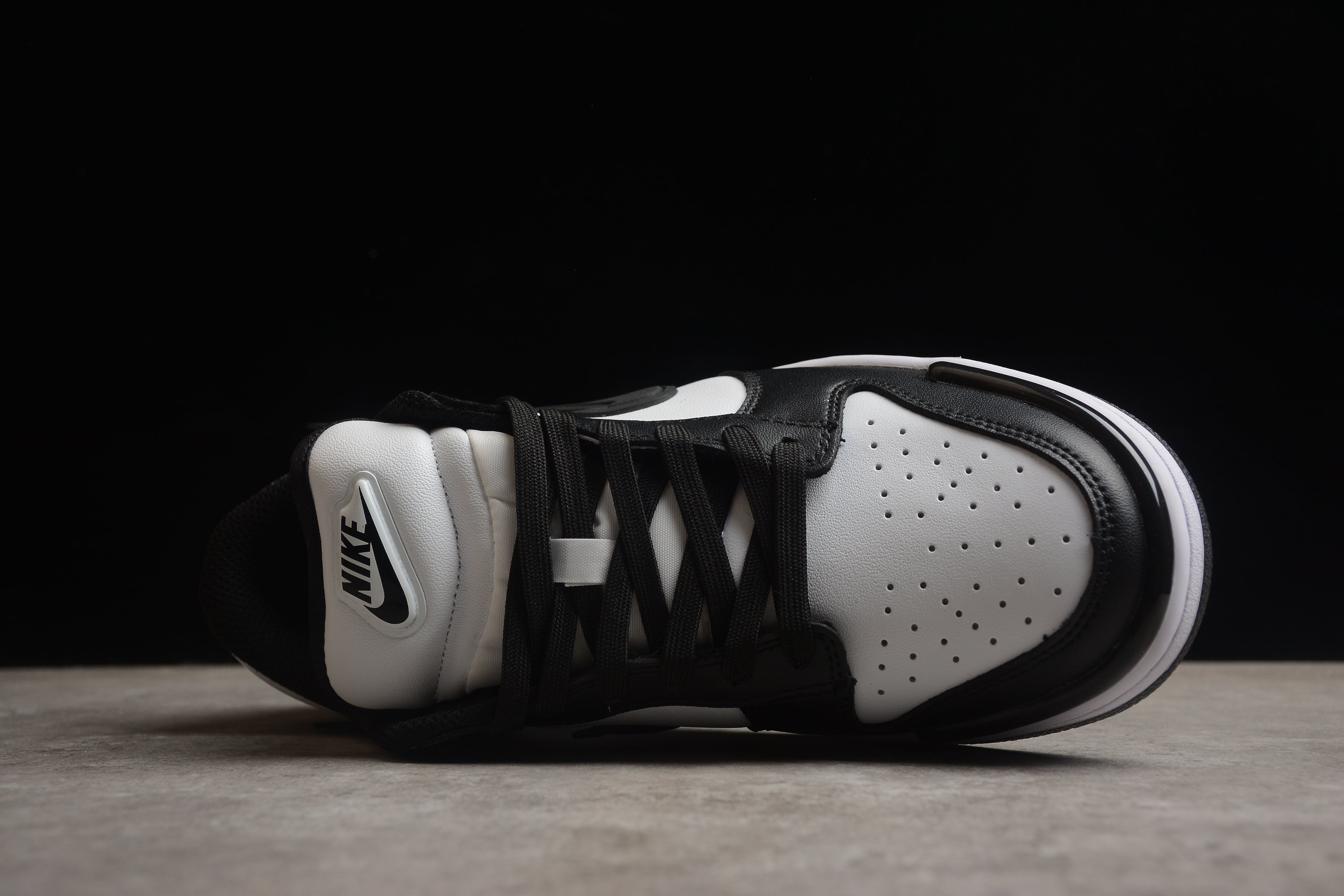 Dunk SB – Negro / Blanco