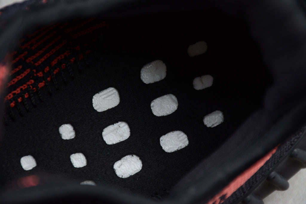 Adidas Yeezy 350 – Negro / Rojo
