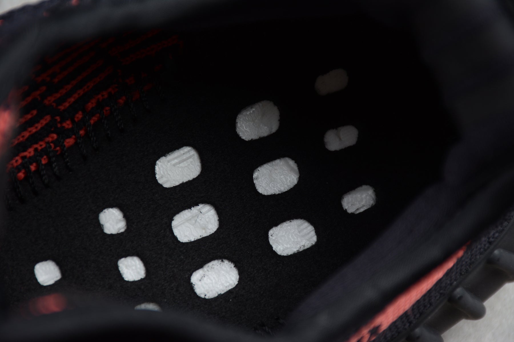 Adidas Yeezy 350 – Negro / Rojo