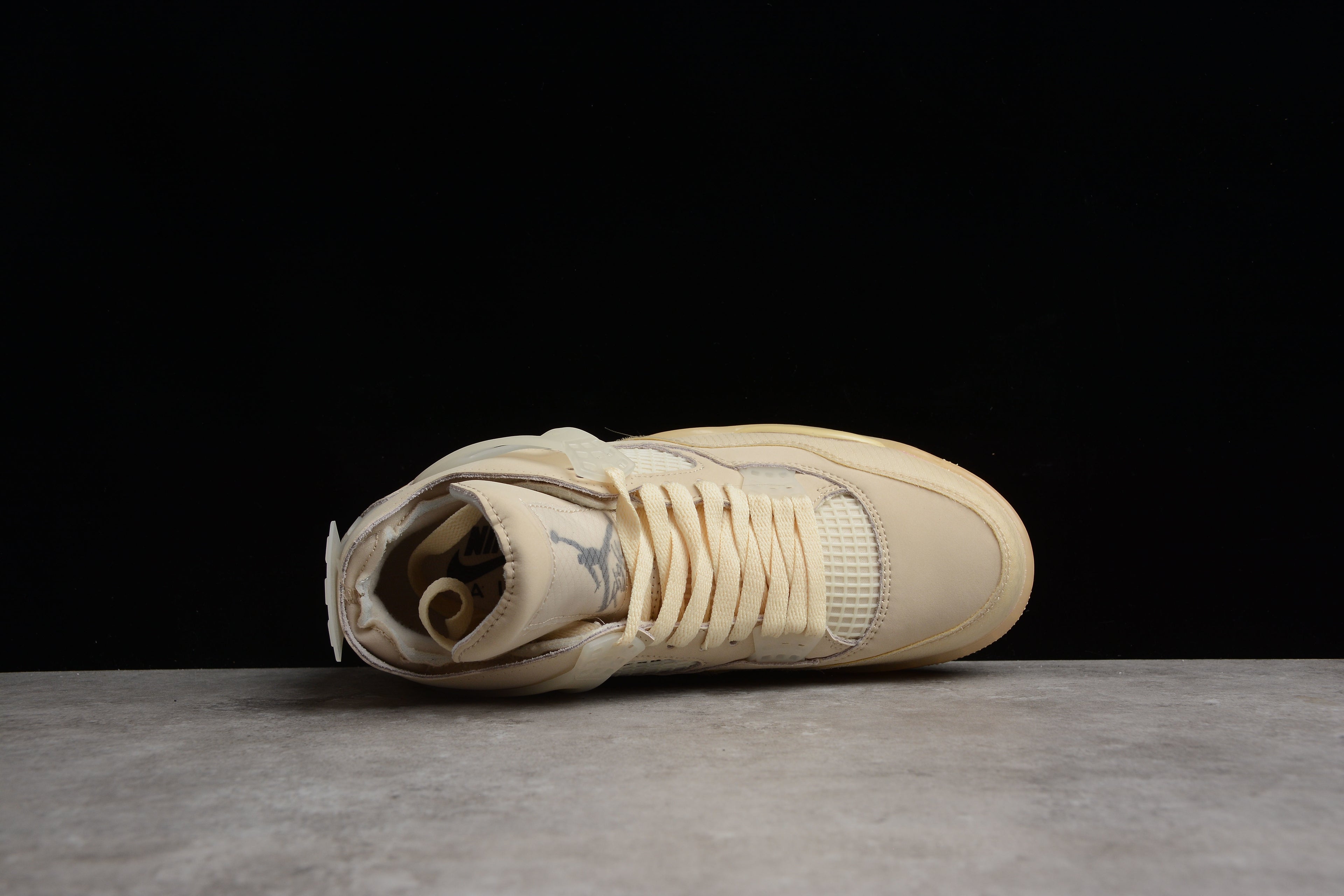 Air Jordan 4 – Beige