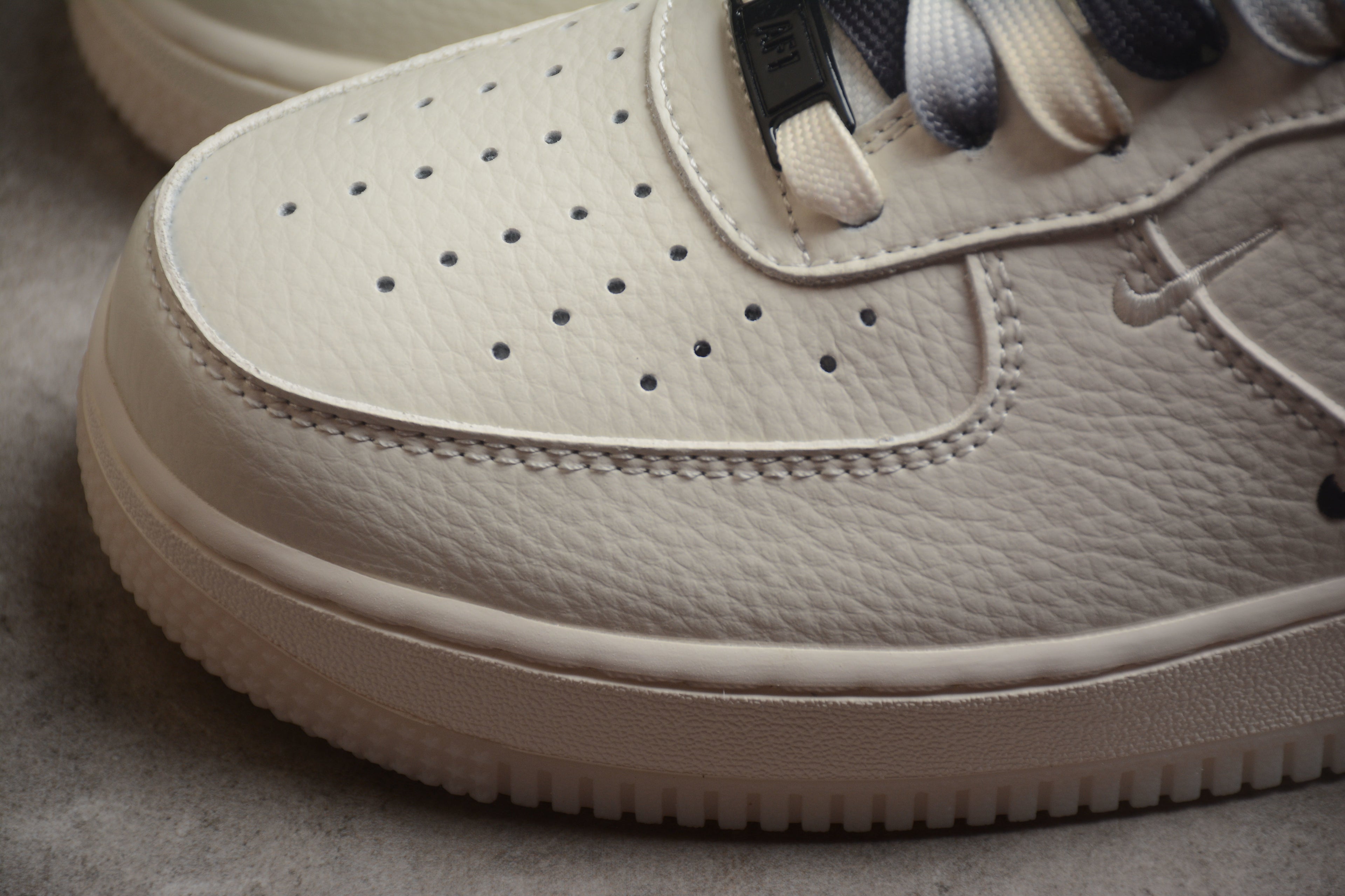 Nike Air Force 1 Low – Blanco / Negro