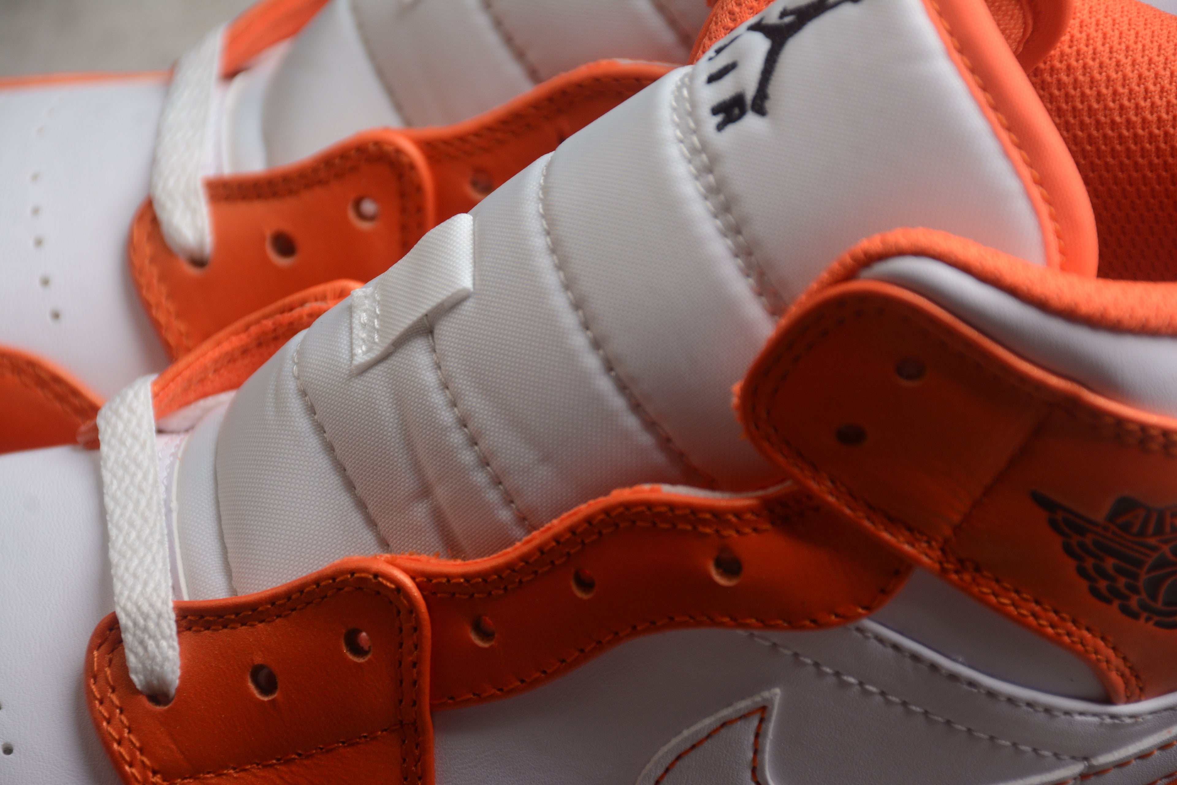 Air Jordan 1 Mid – Naranja / Blanco