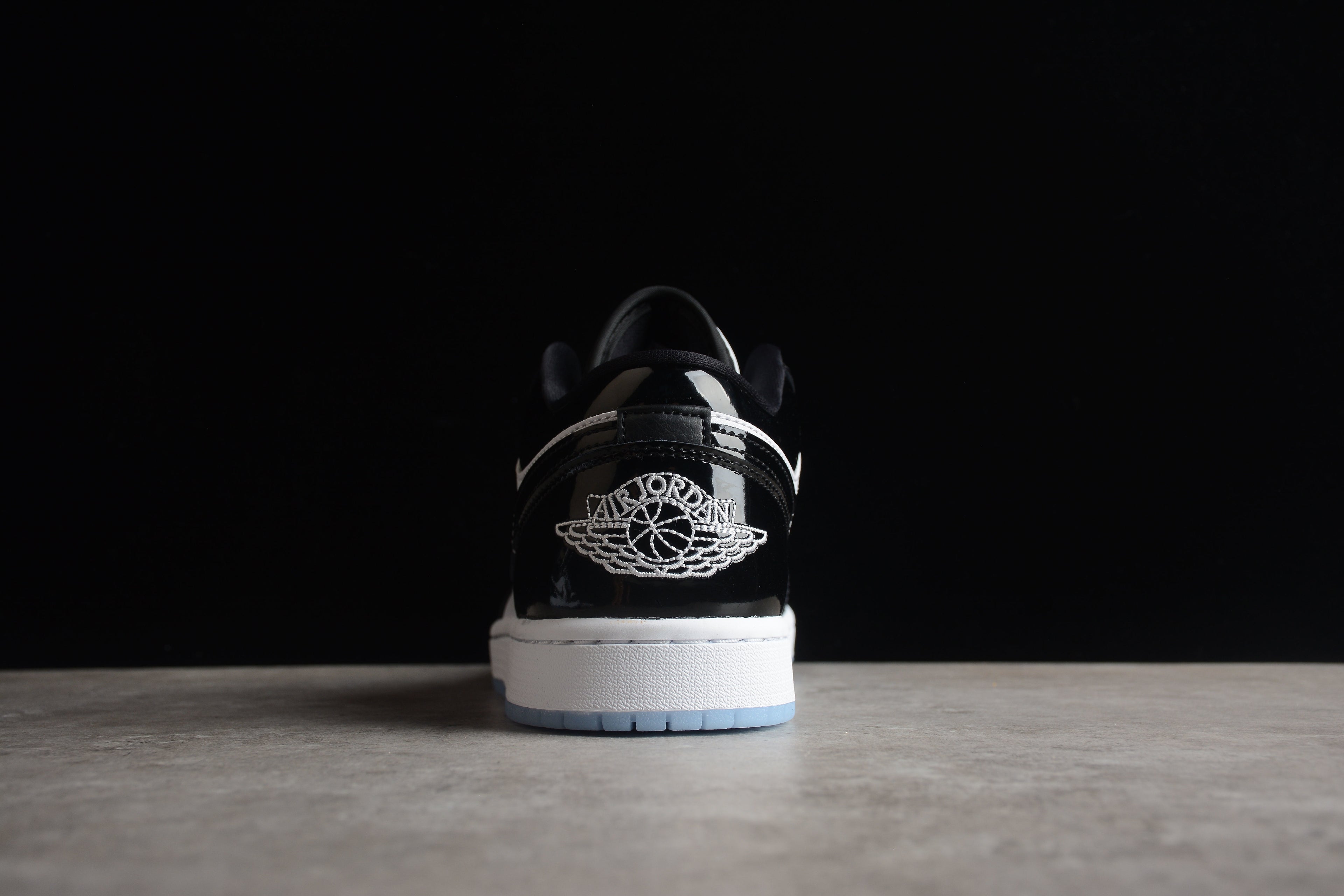 Jordan 1 Low – Negro / Blanco Brillante