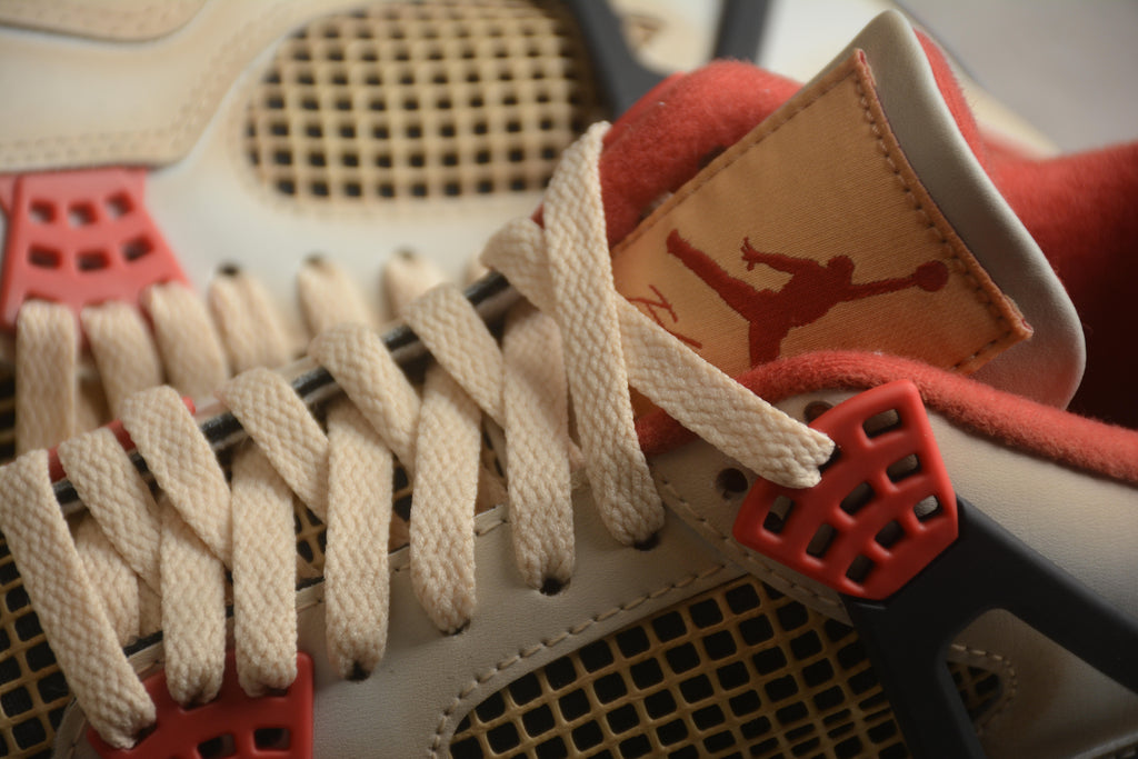Air Jordan 4 – Beige / Rojo