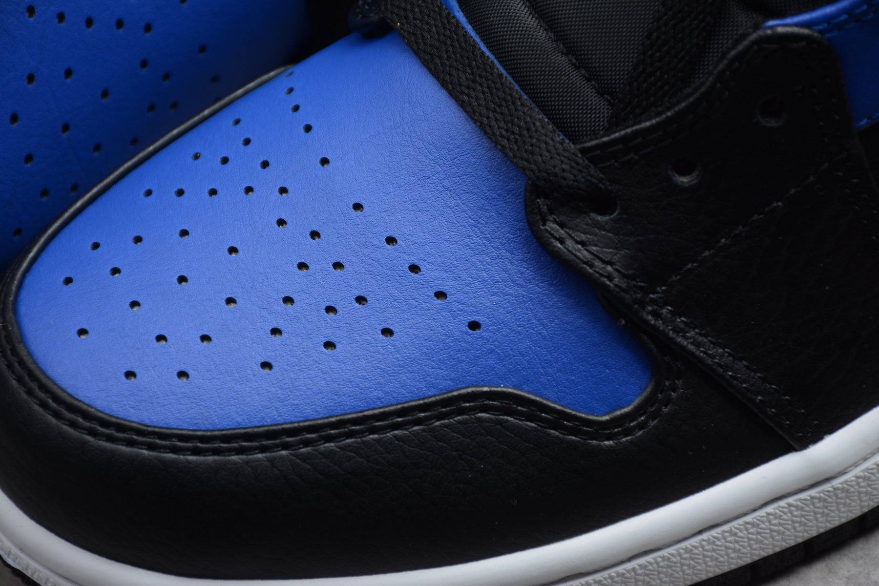 Air Jordan 1 Mid – Negro / Azul Oscuro