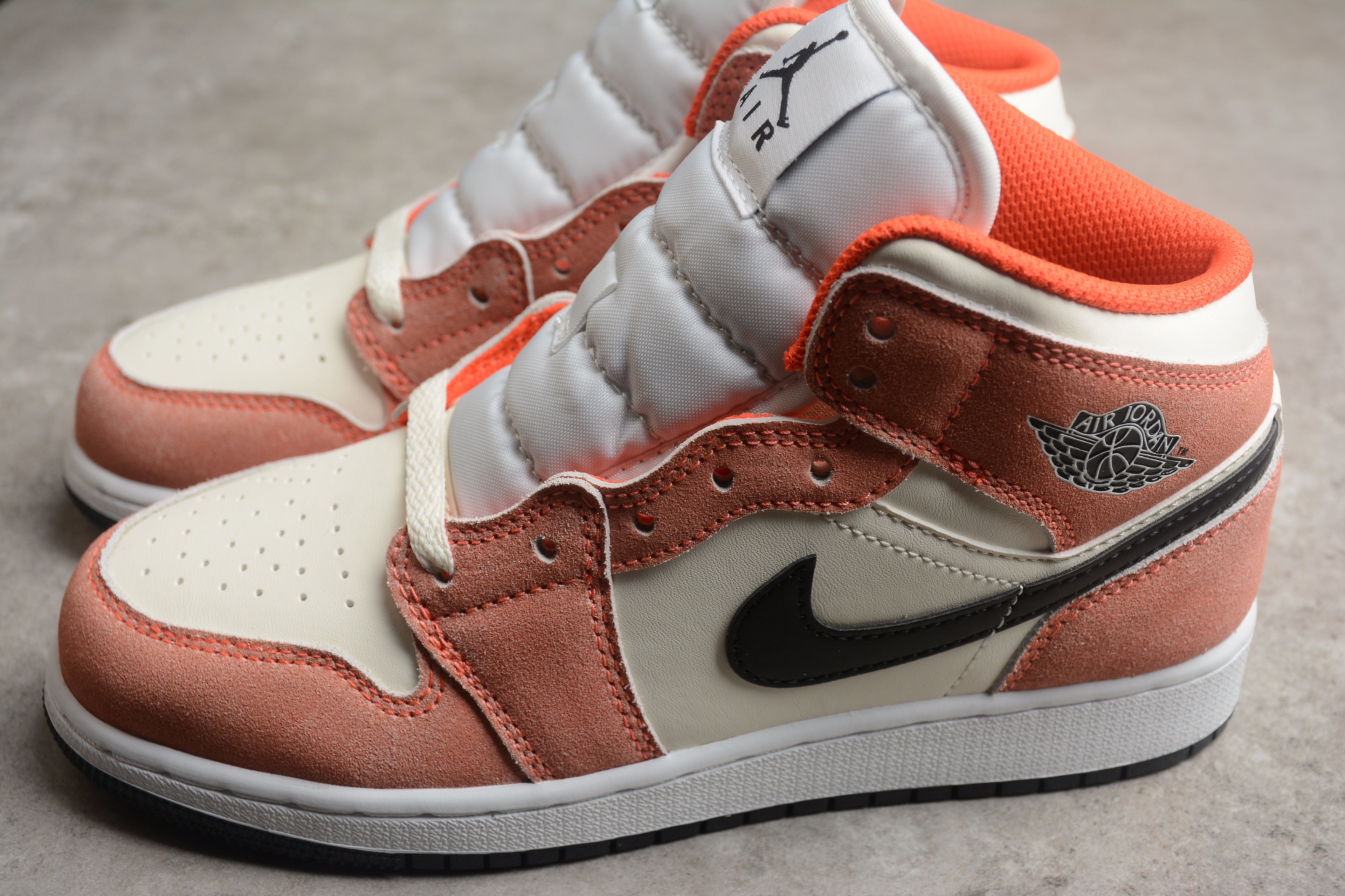 Air Jordan 1 Mid – Rosa / Beige