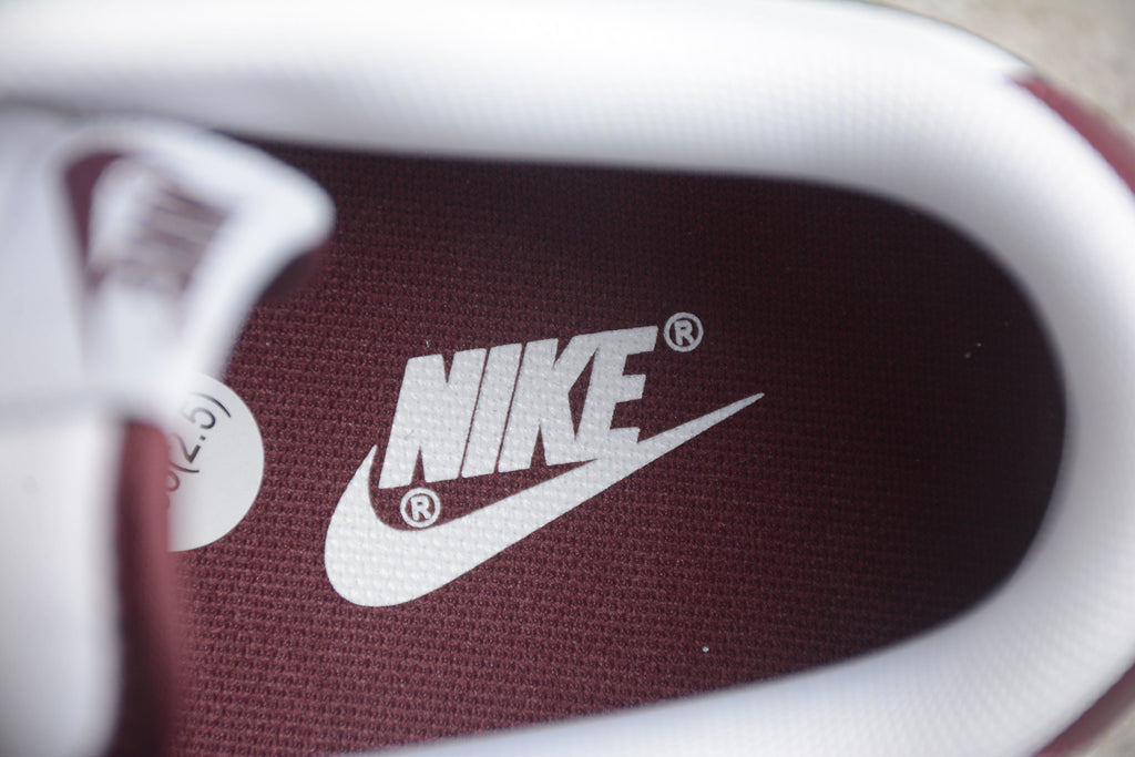 Dunk SB – Blanco / Granate