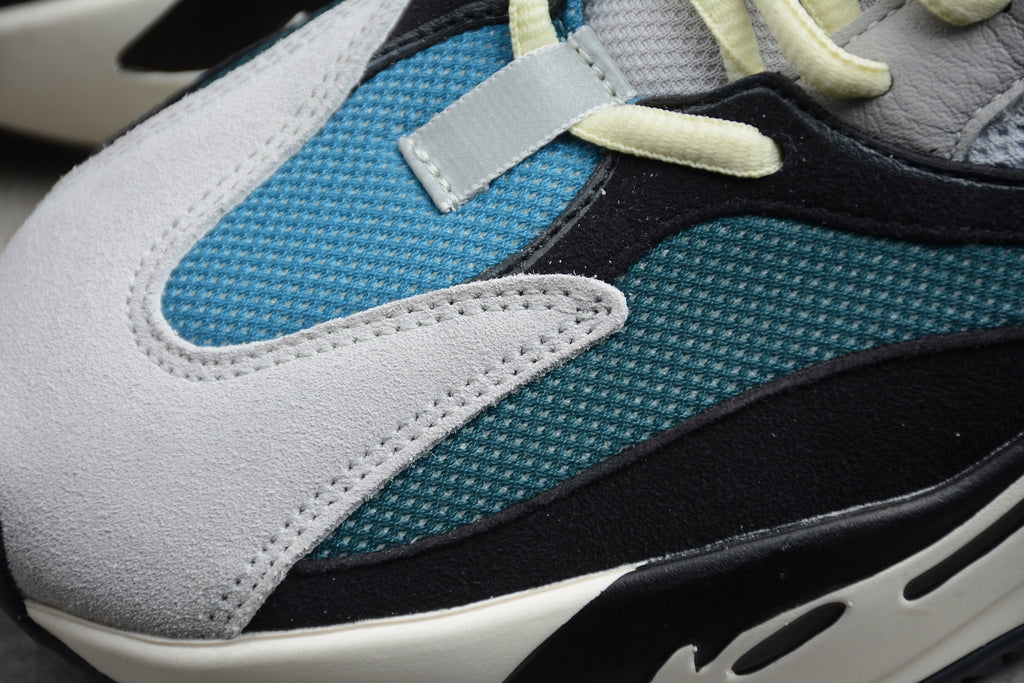 Adidas Yeezy 700 – Gris / Blanco