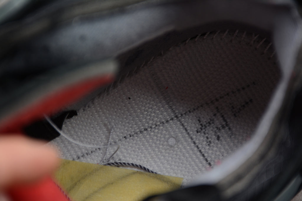 Air Jordan 4 – Negro / Gris / Beige