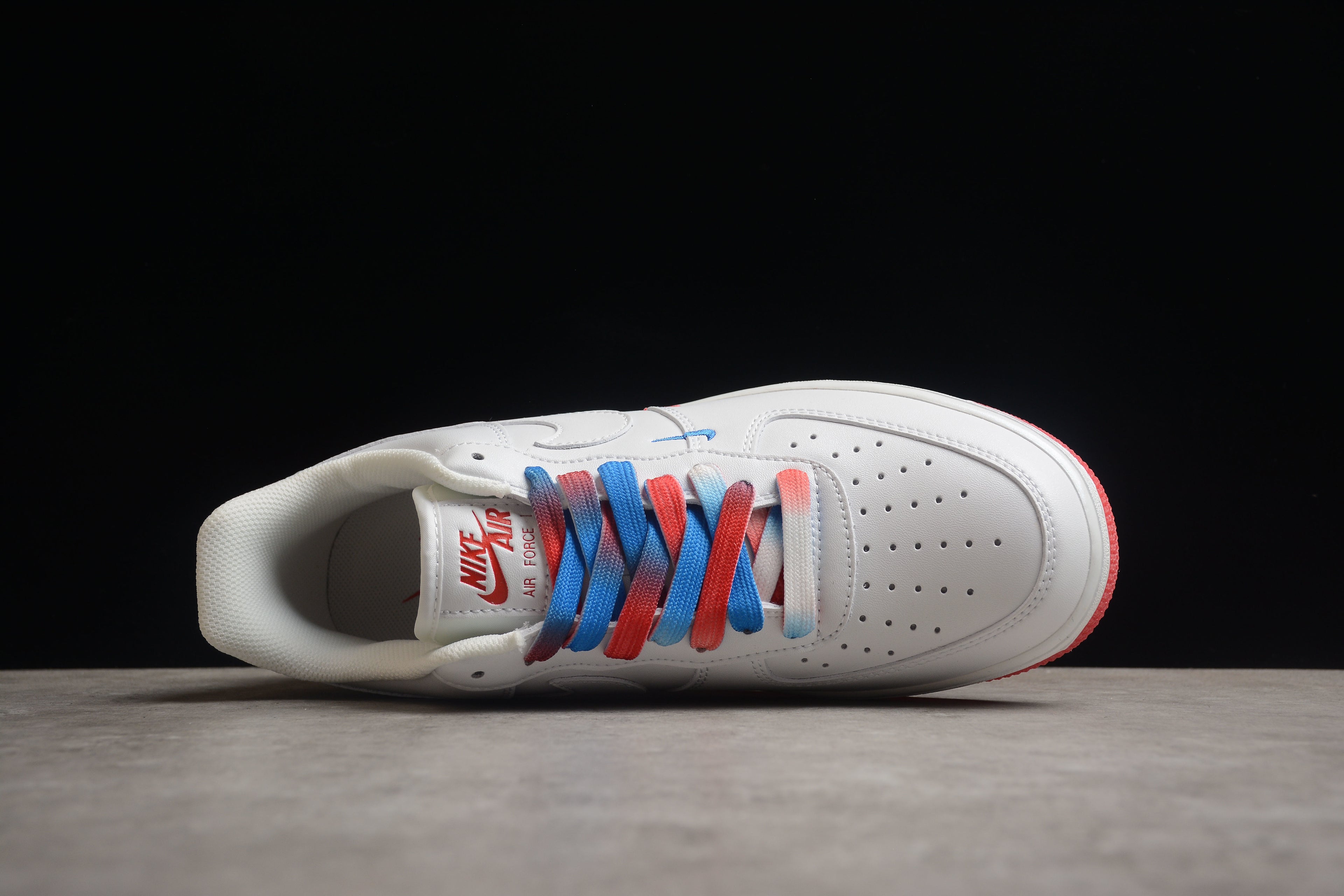 Nike Air Force 1 Low – Blanco / Rojo / Azul