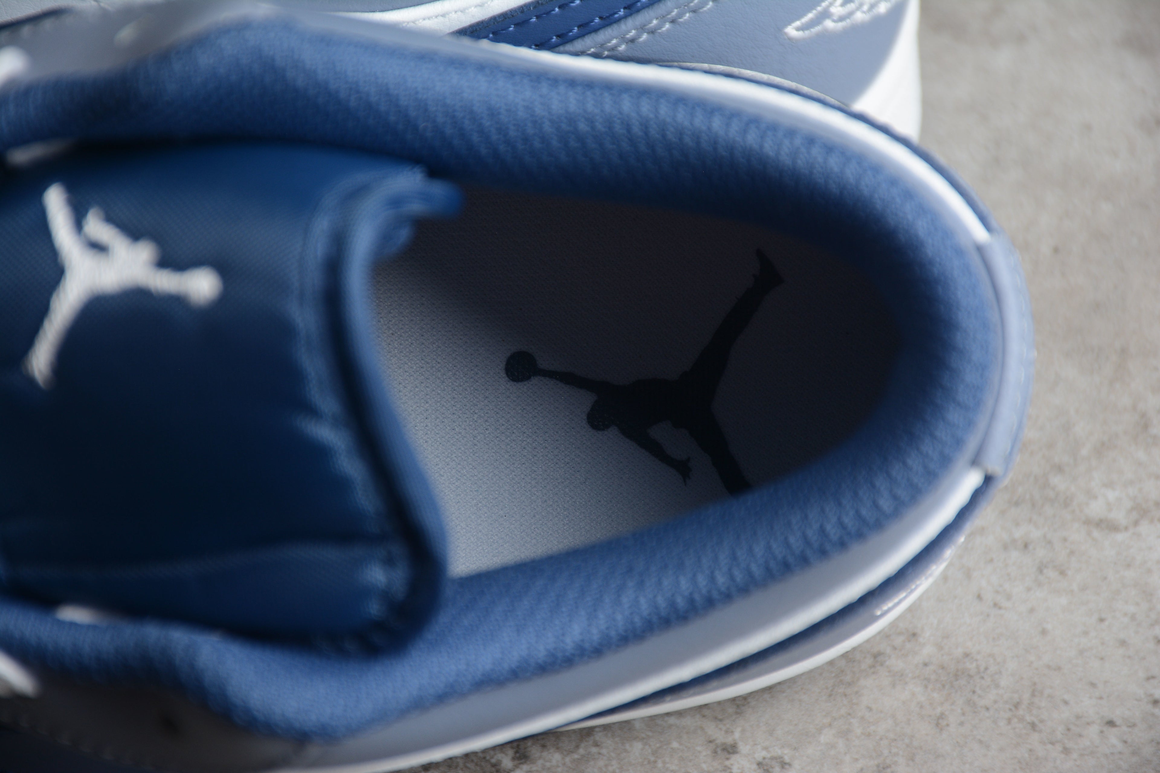 Jordan 1 Low – Azul Oscuro / Blanco