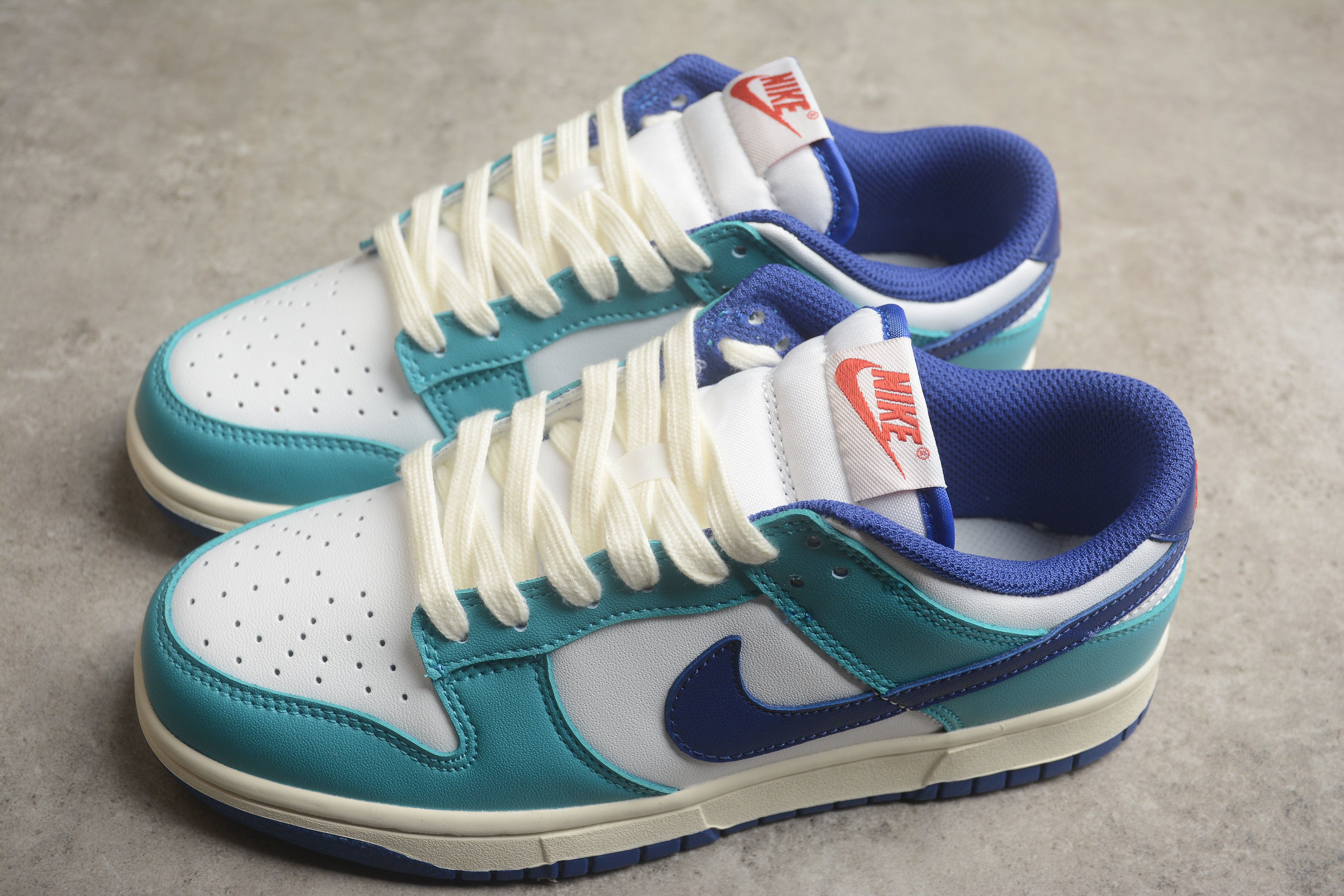 Dunk SB – Azul / Blanco Oscuro