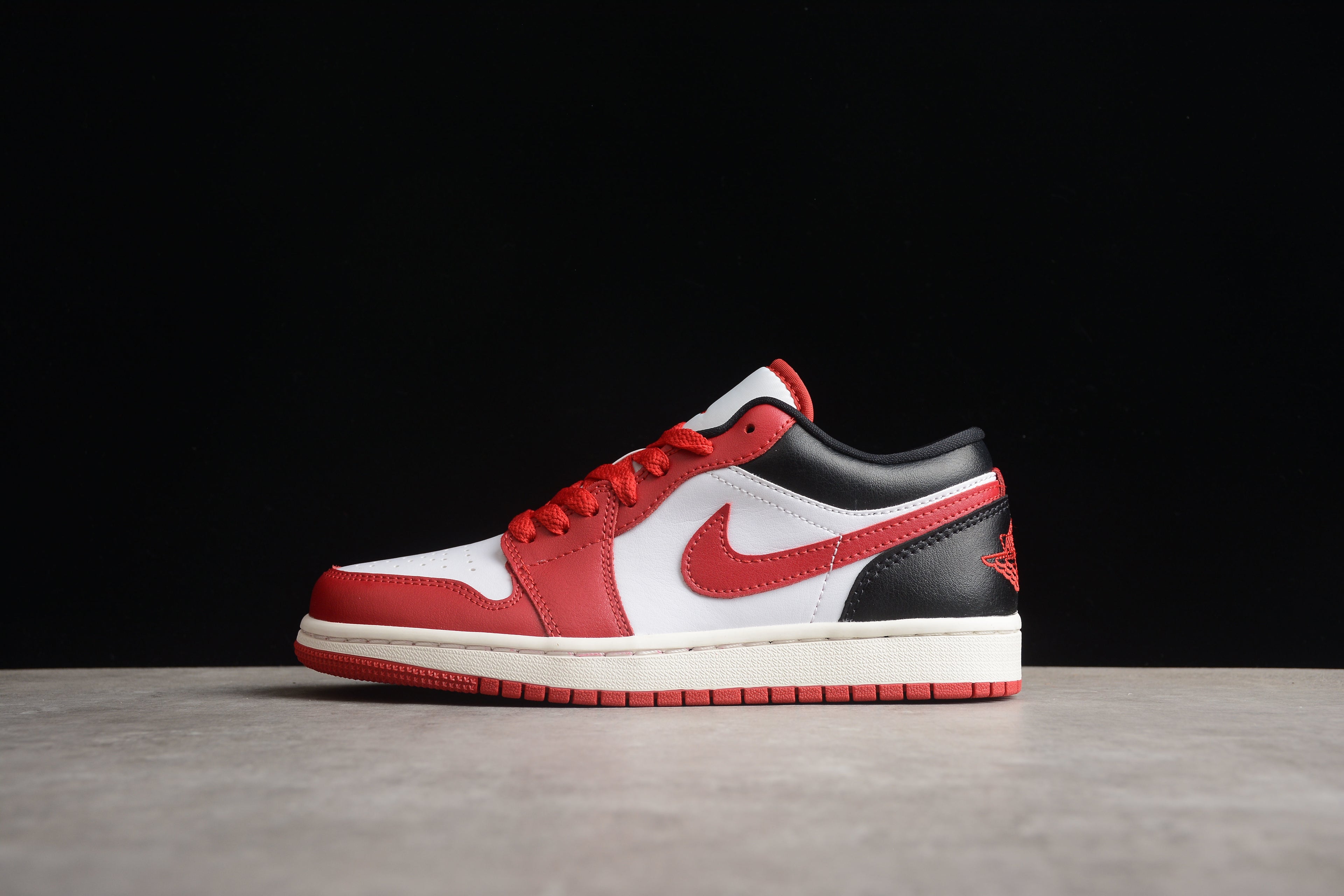 Jordan 1 Low – Rojo / Blanco / Negro