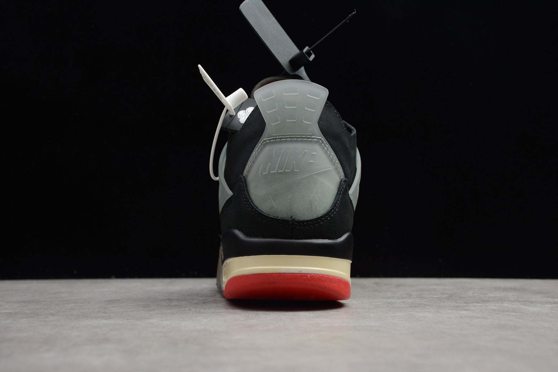 Air Jordan 4 – Negro / Gris / Beige