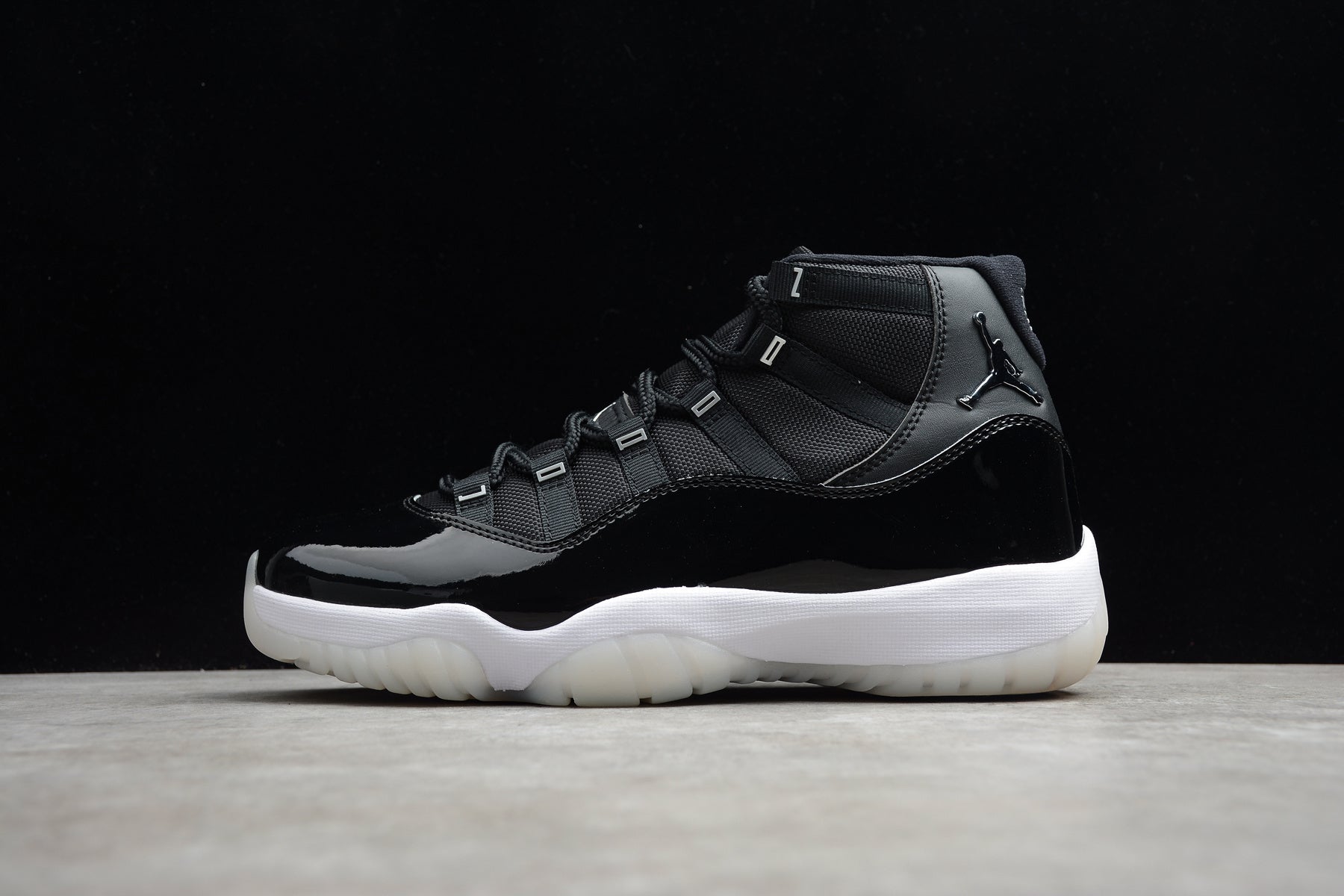 Air Jordan 11 – Negro / Blanco