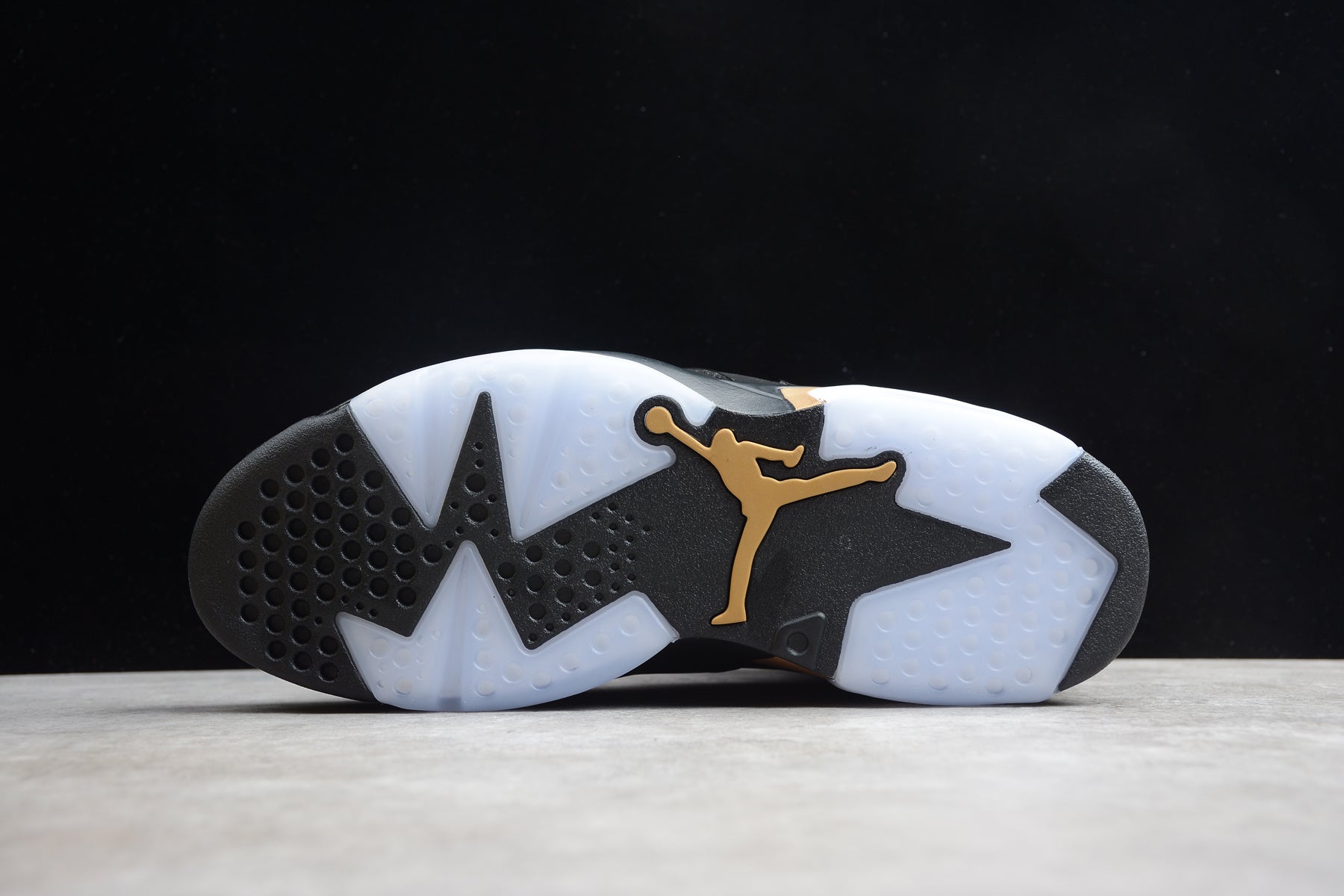 Air Jordan 6 – Negro / Dorado