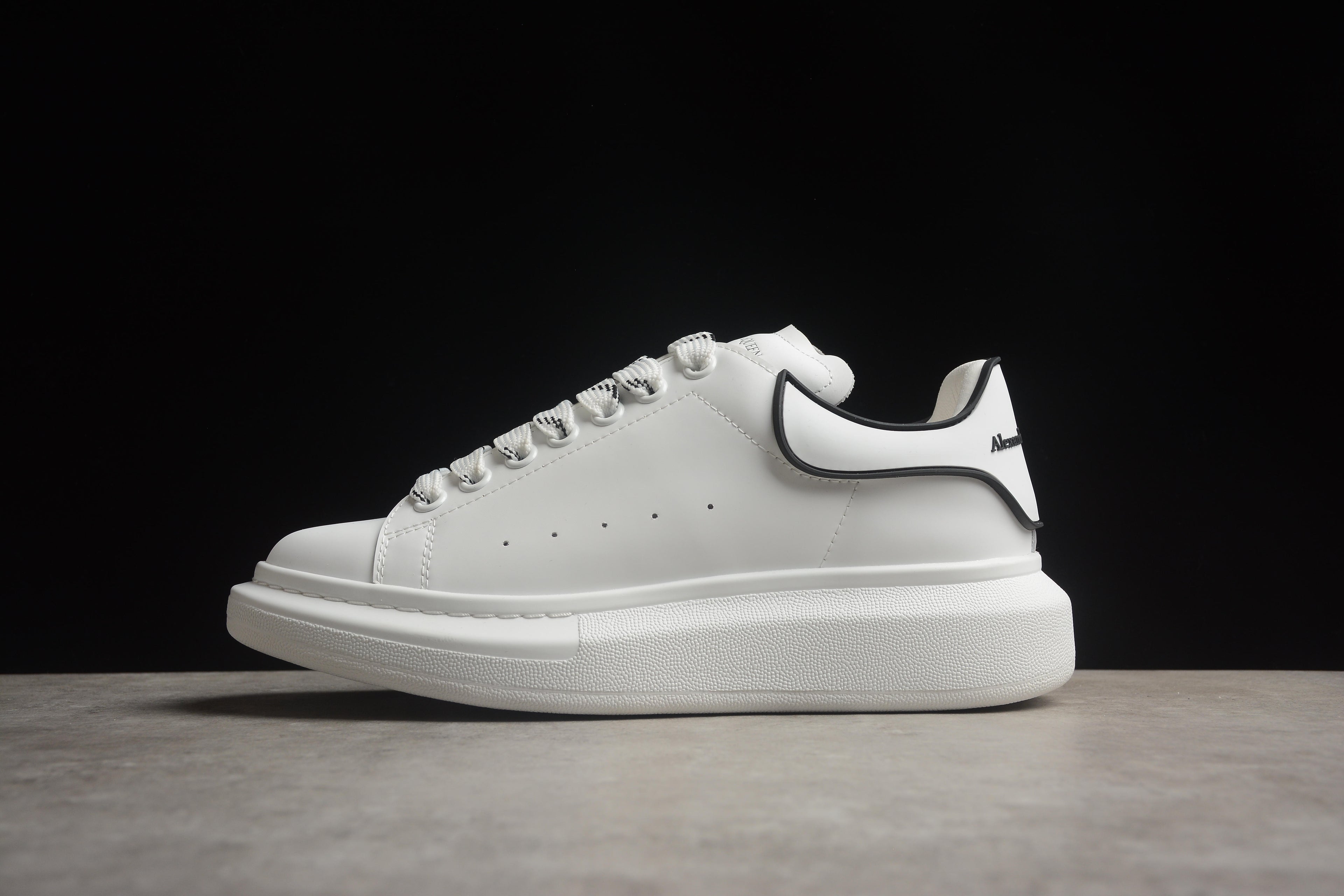 Alexander McQueen – Blanco / Líneas Negras