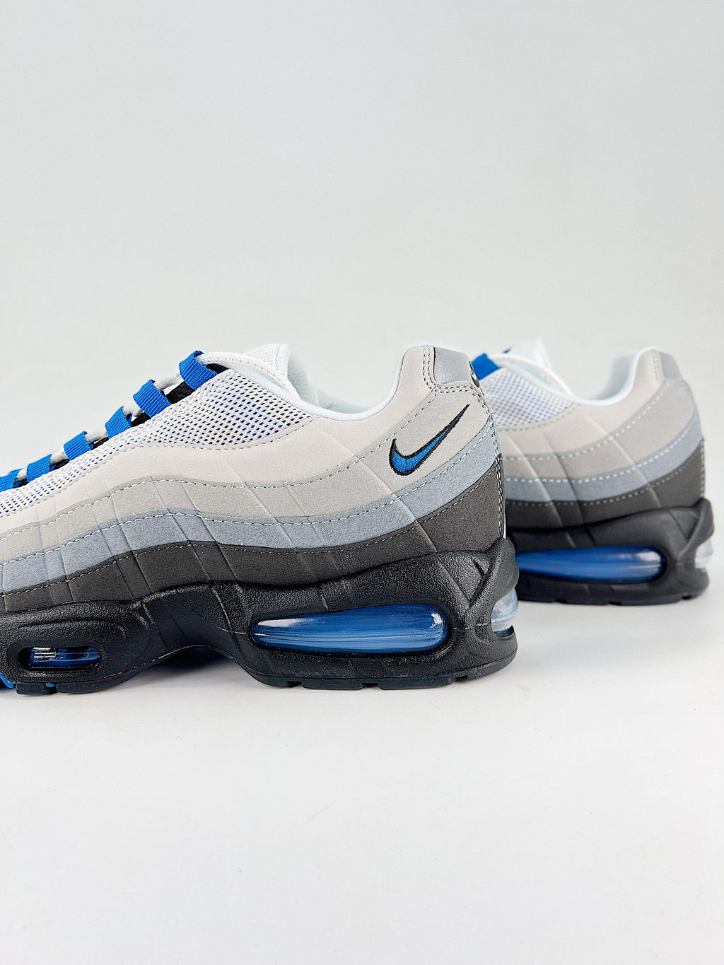 Air Max 95 – Negro / Blanco / Azul