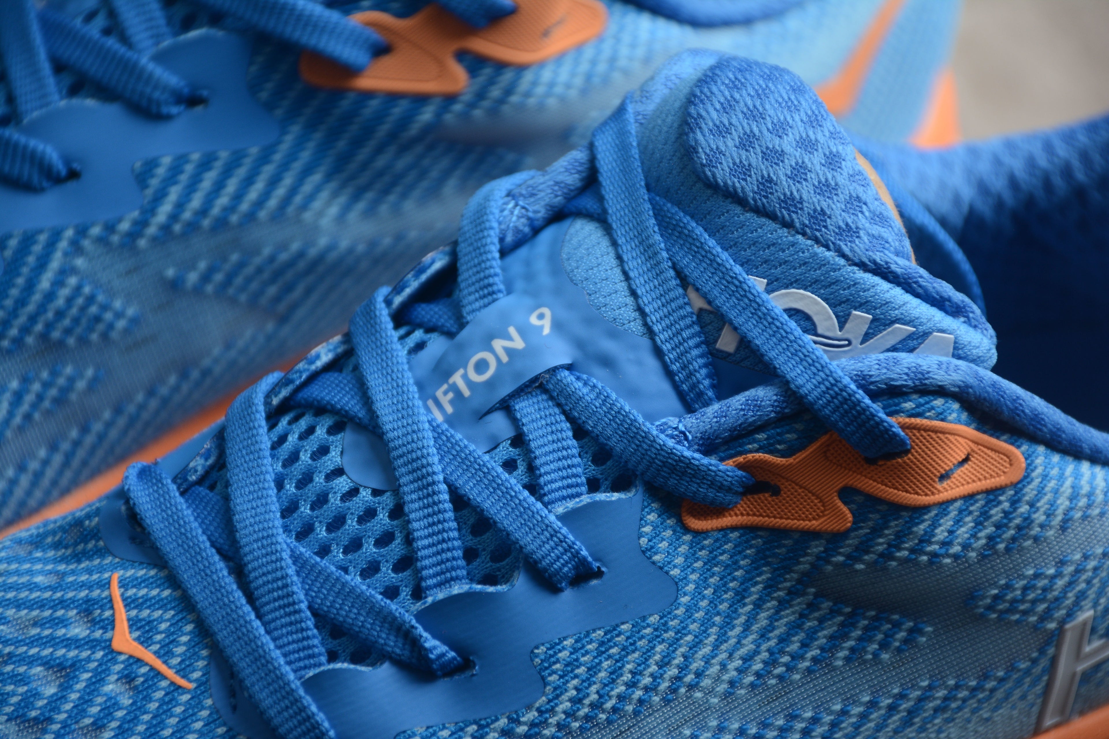 Hoka Clifton 9 – Azul / Naranja