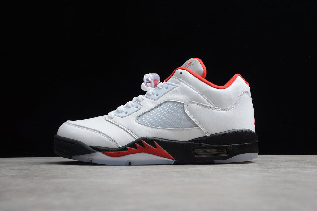 Air Jordan 5 – Blanco / Negro / Rojo