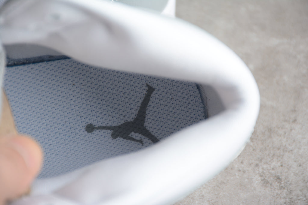 Air Jordan 1 Mid – Gris / Blanco