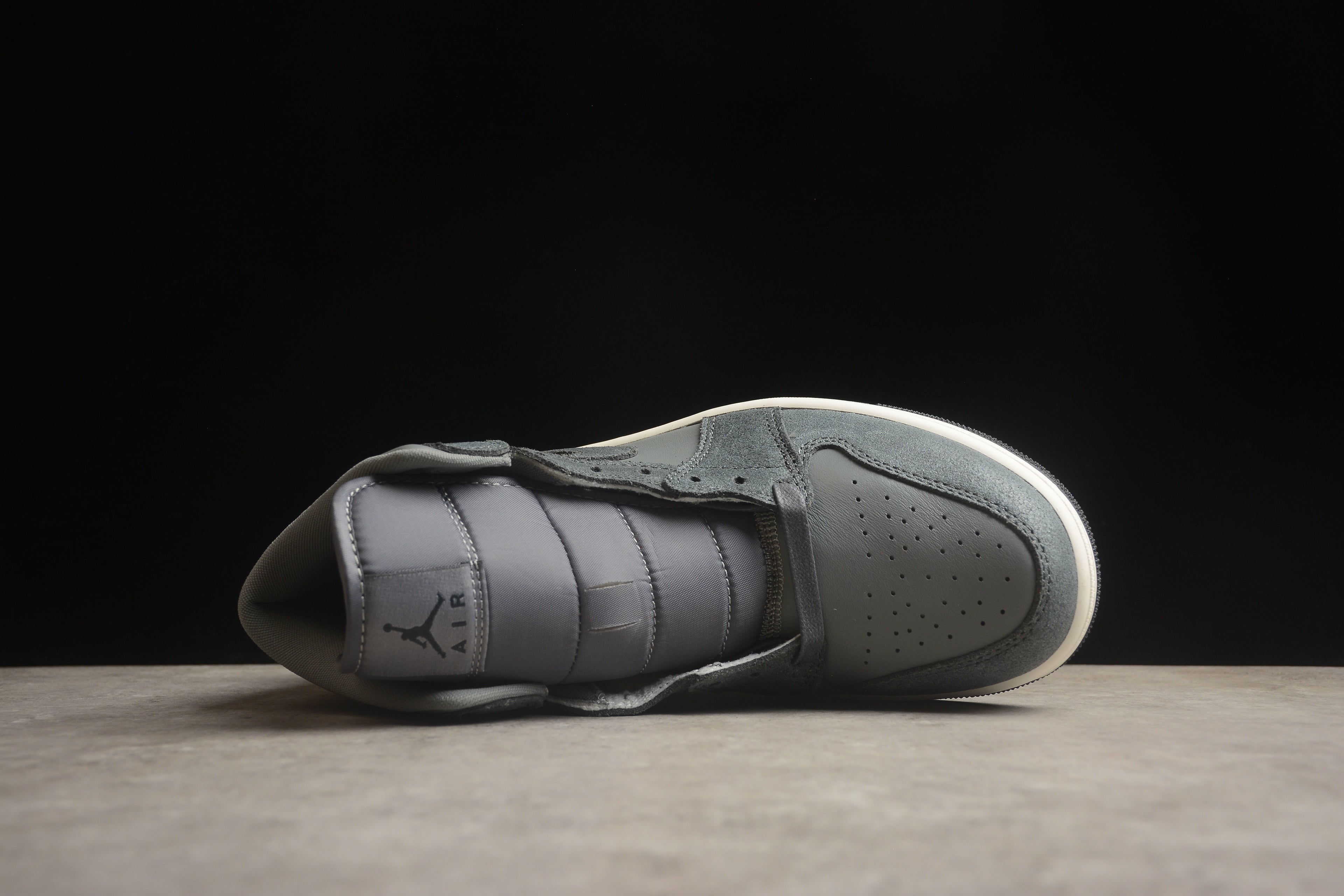 Air Jordan 1 Mid – Gris Oscuro
