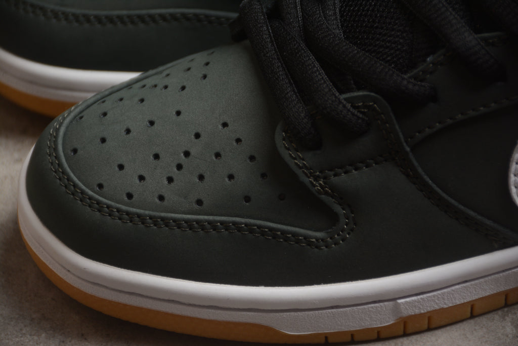 Dunk SB – Gris Oscuro / Blanco