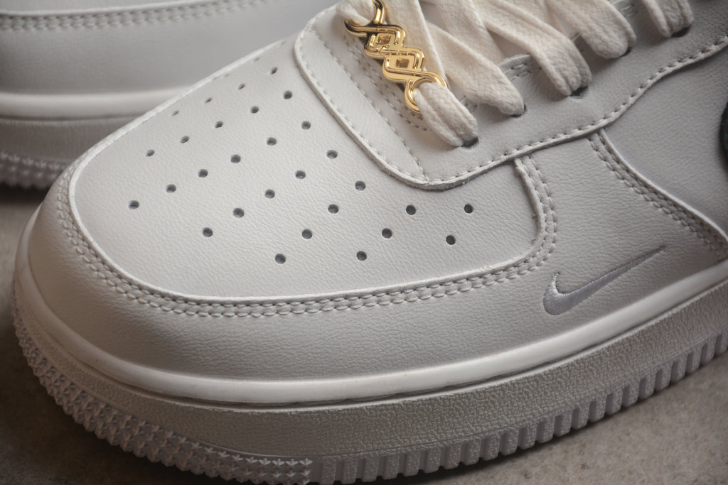 Nike Air Force 1 Low – Blanco / Gris