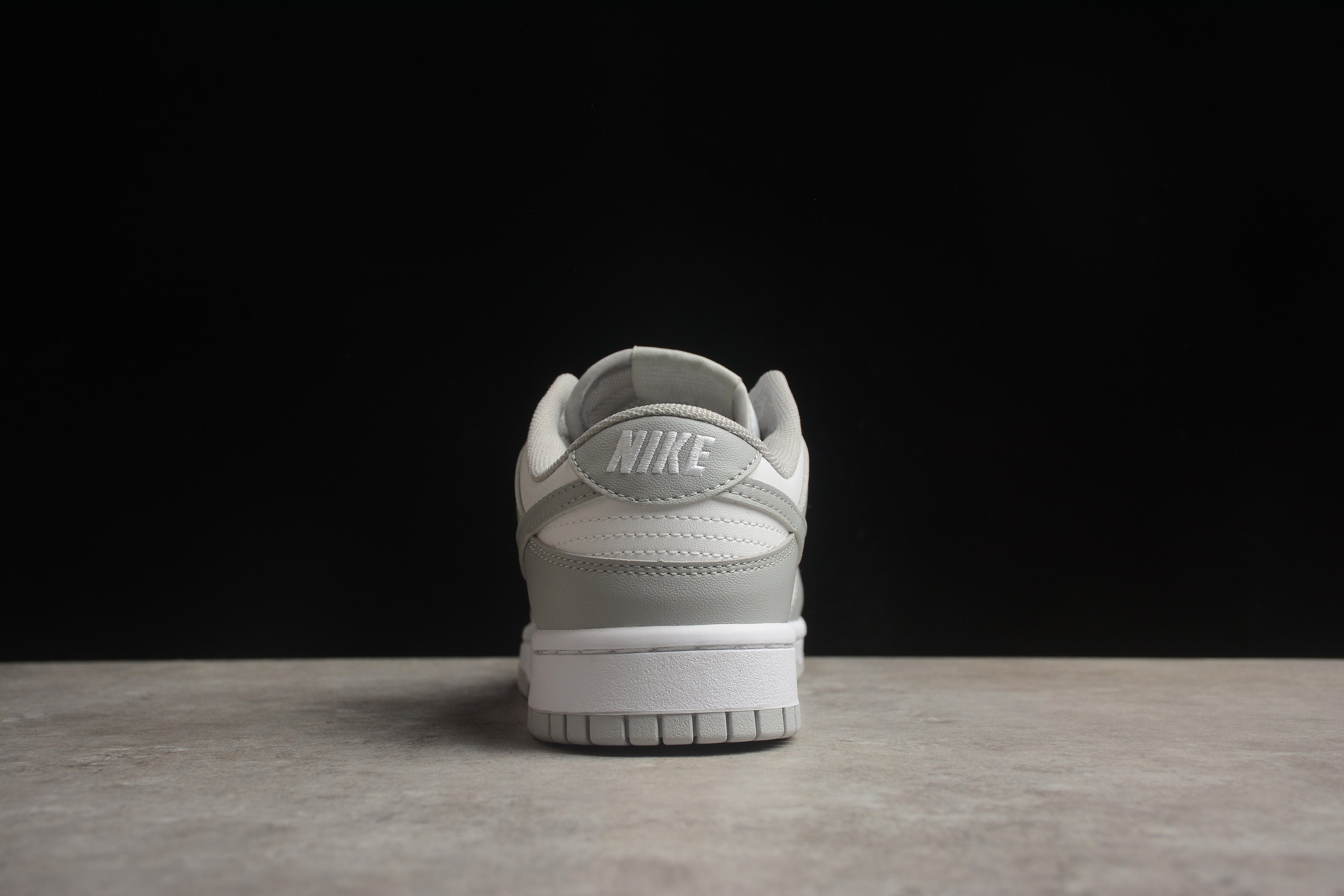 Dunk SB – Gris / Blanco