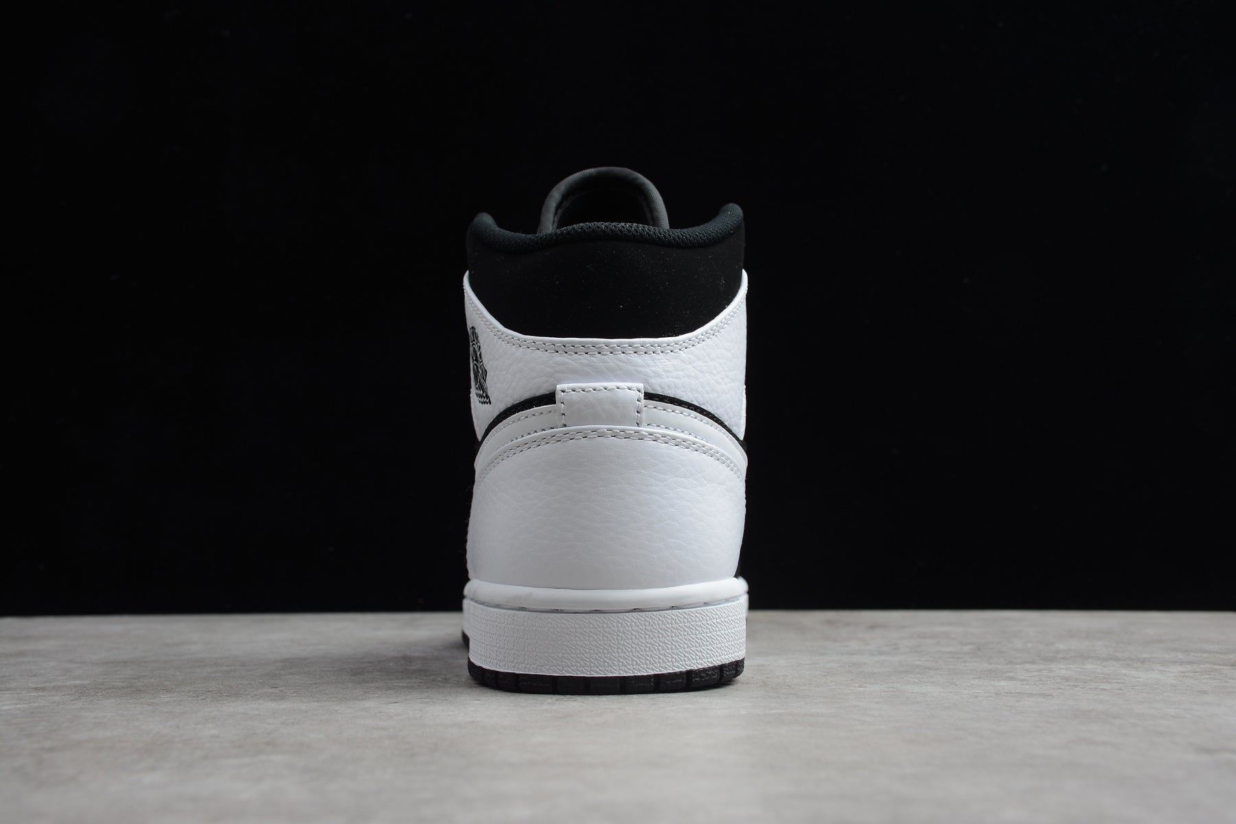 Air Jordan 1 Mid – Blanco / Negro