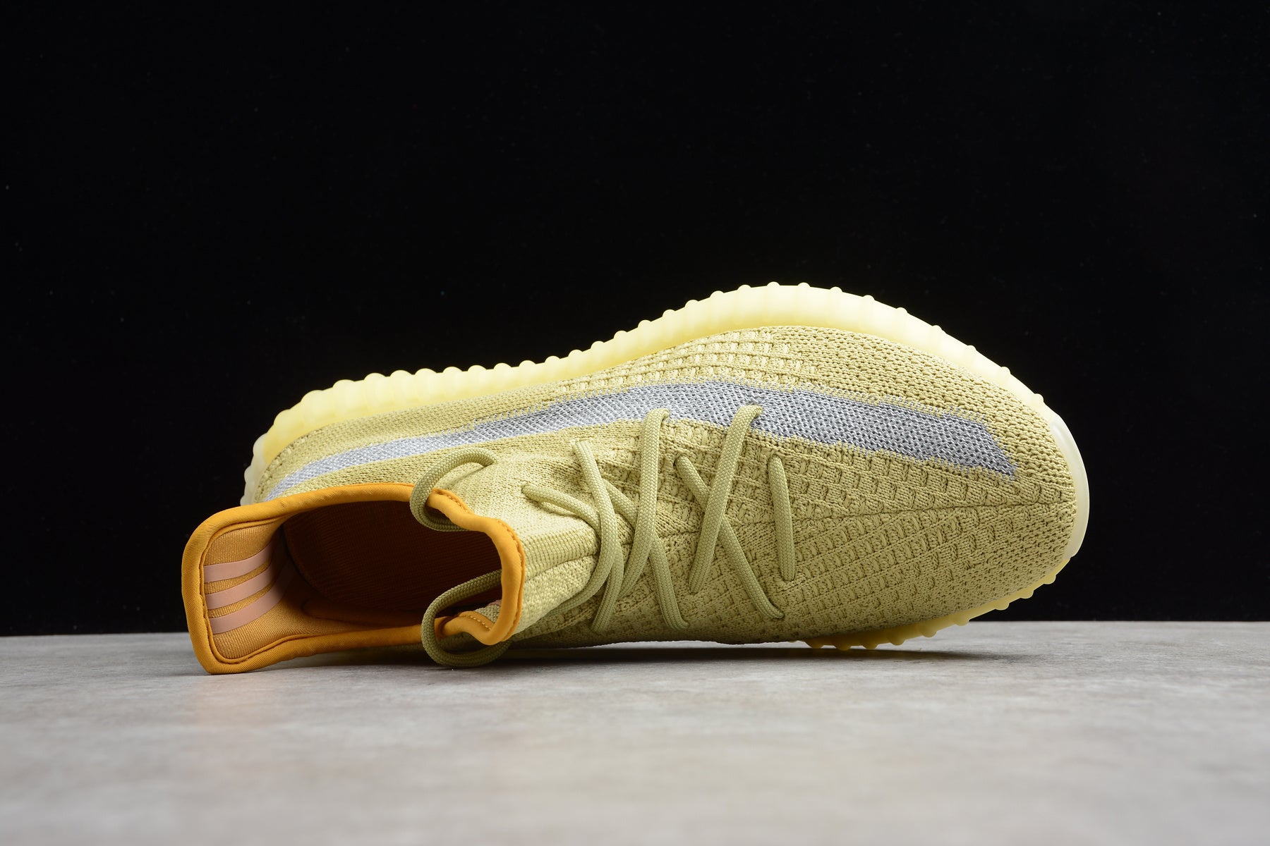 Adidas Yeezy 350 – Amarillo / Gris