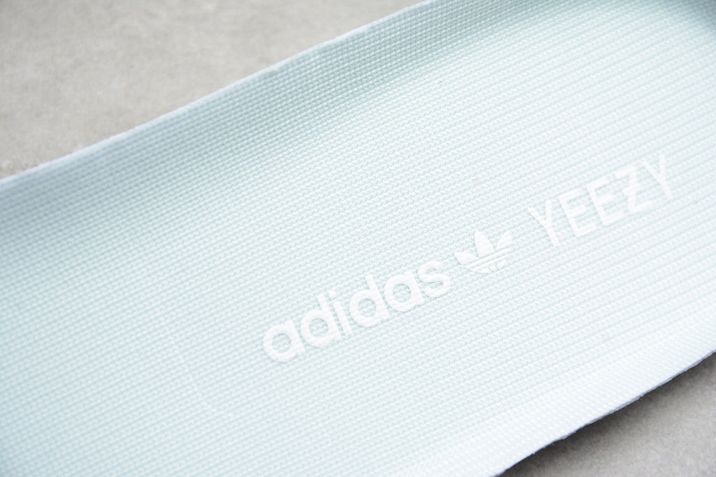 Adidas Yeezy 350 – Azul Claro / Blanco