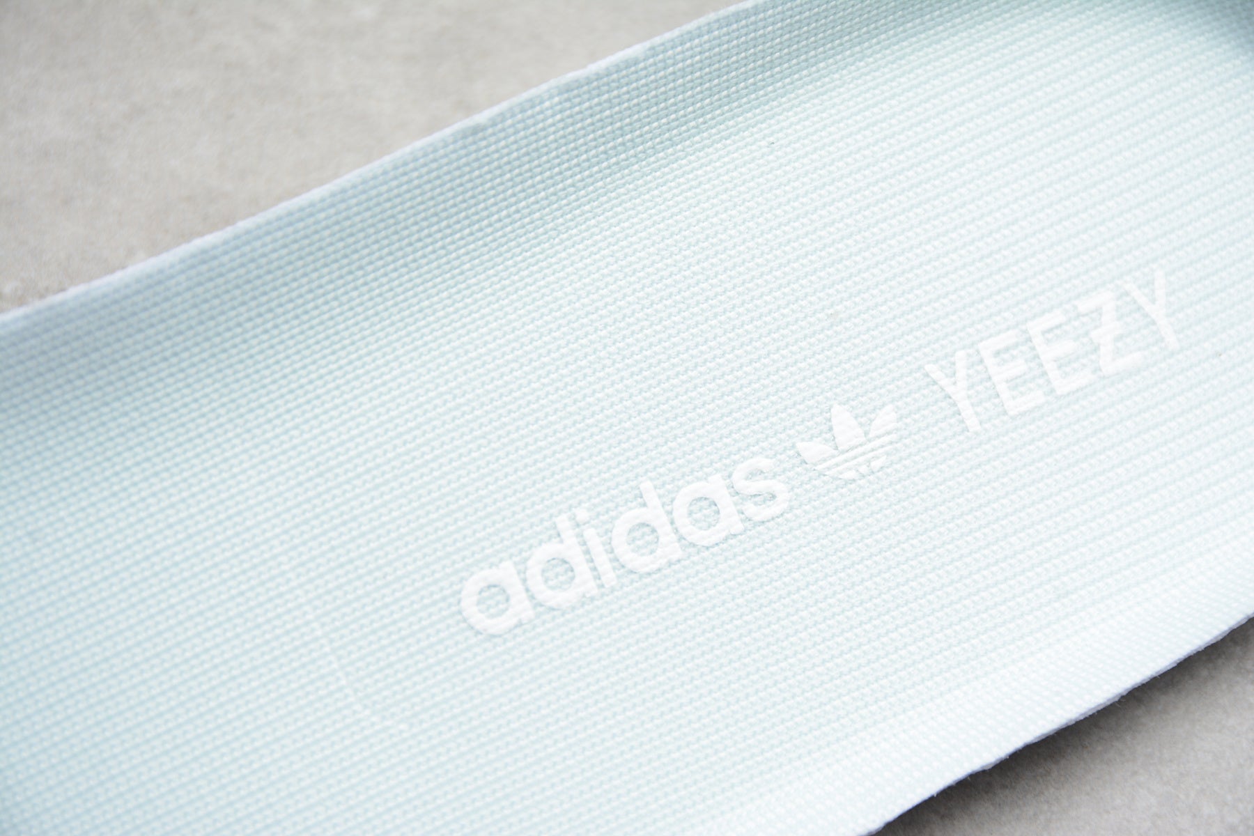Adidas Yeezy 350 – Azul Claro / Blanco