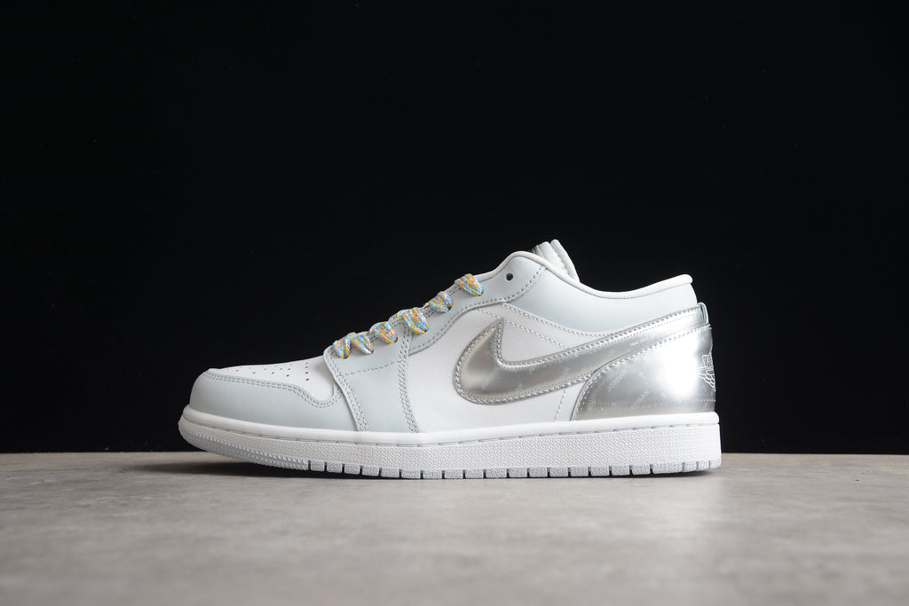 Jordan 1 Low – Beige / Plata / Blanco
