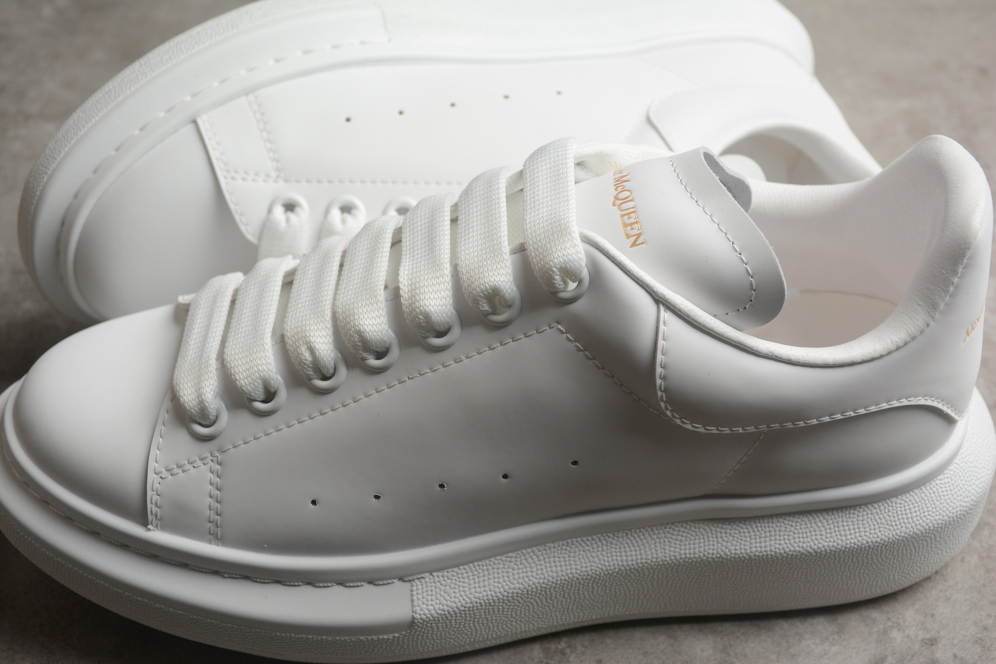 Alexander McQueen – Blanco / Letras Doradas
