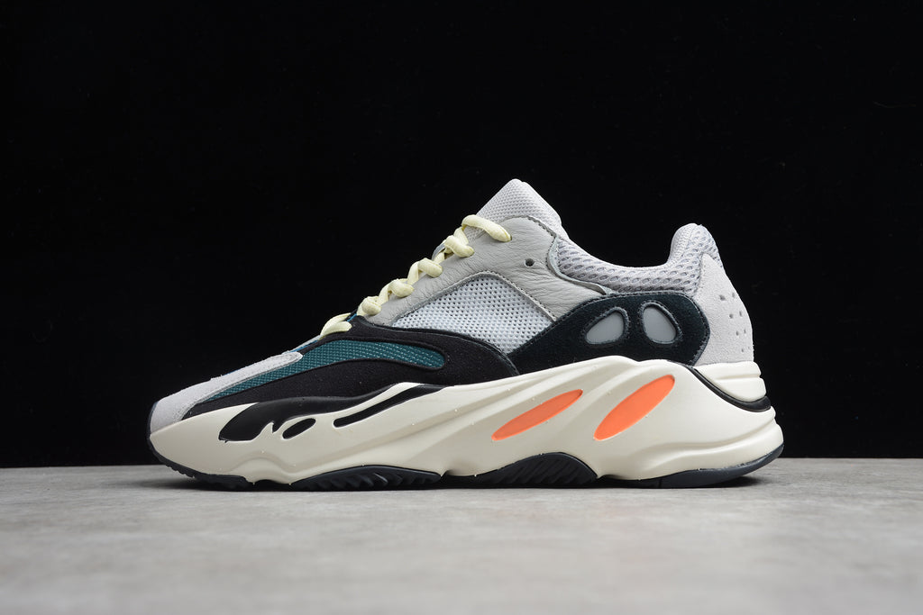 Adidas Yeezy 700 – Gris / Blanco