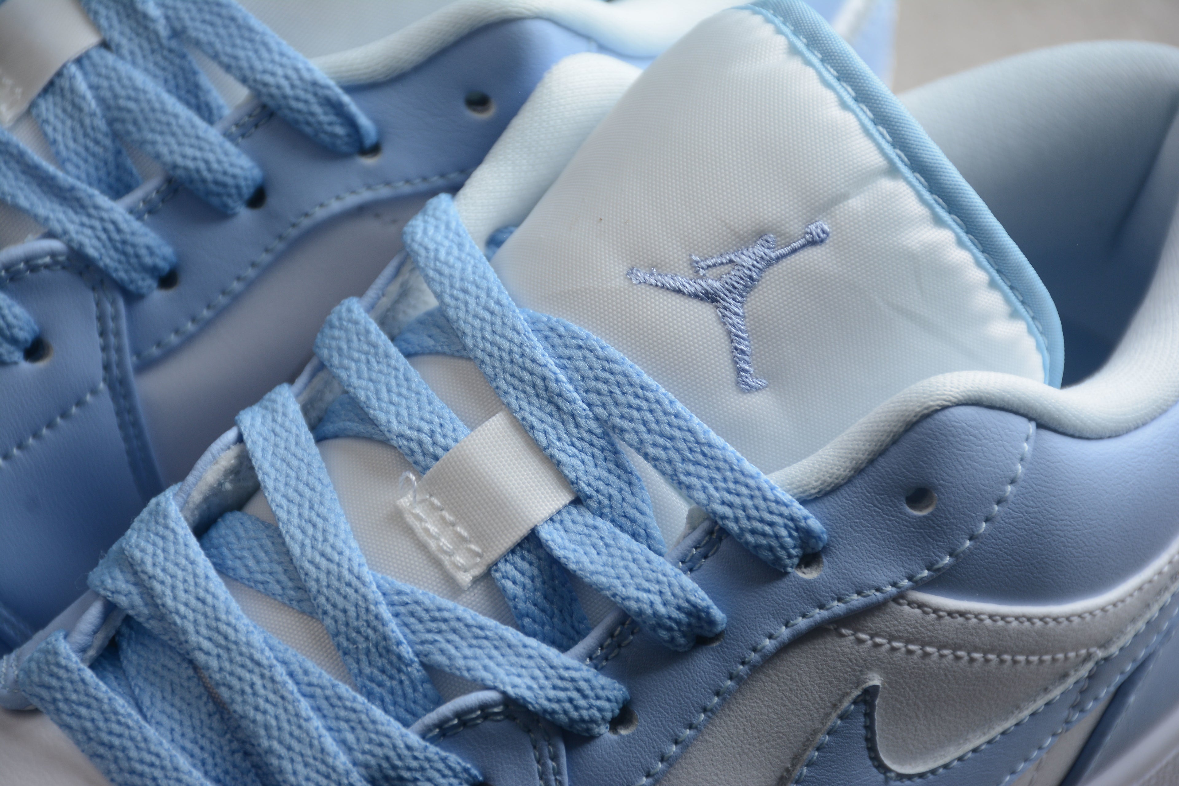 Jordan 1 Low – Azul Claro / Blanco