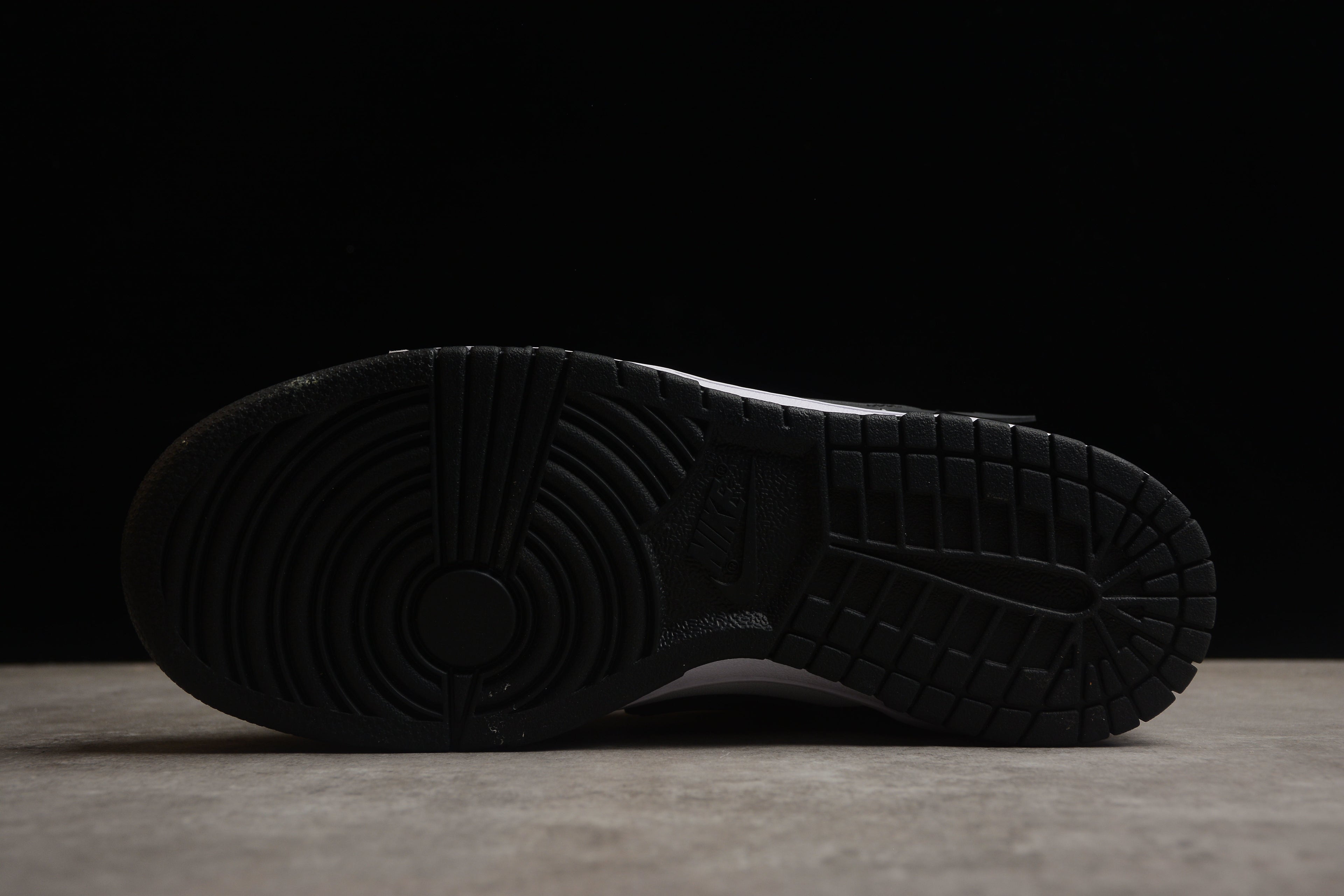 Dunk SB – Negro / Blanco