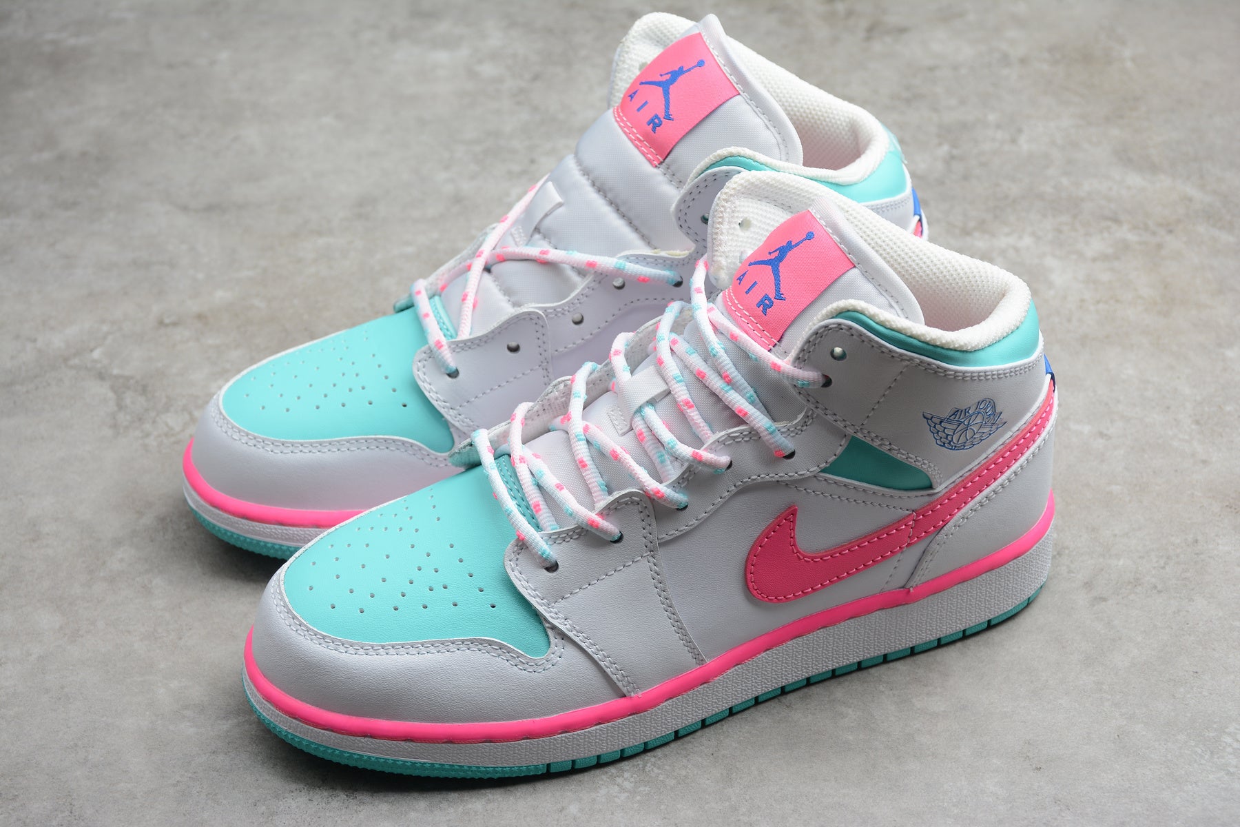 Air Jordan 1 Mid – Blanco / Rosa / Turquesa