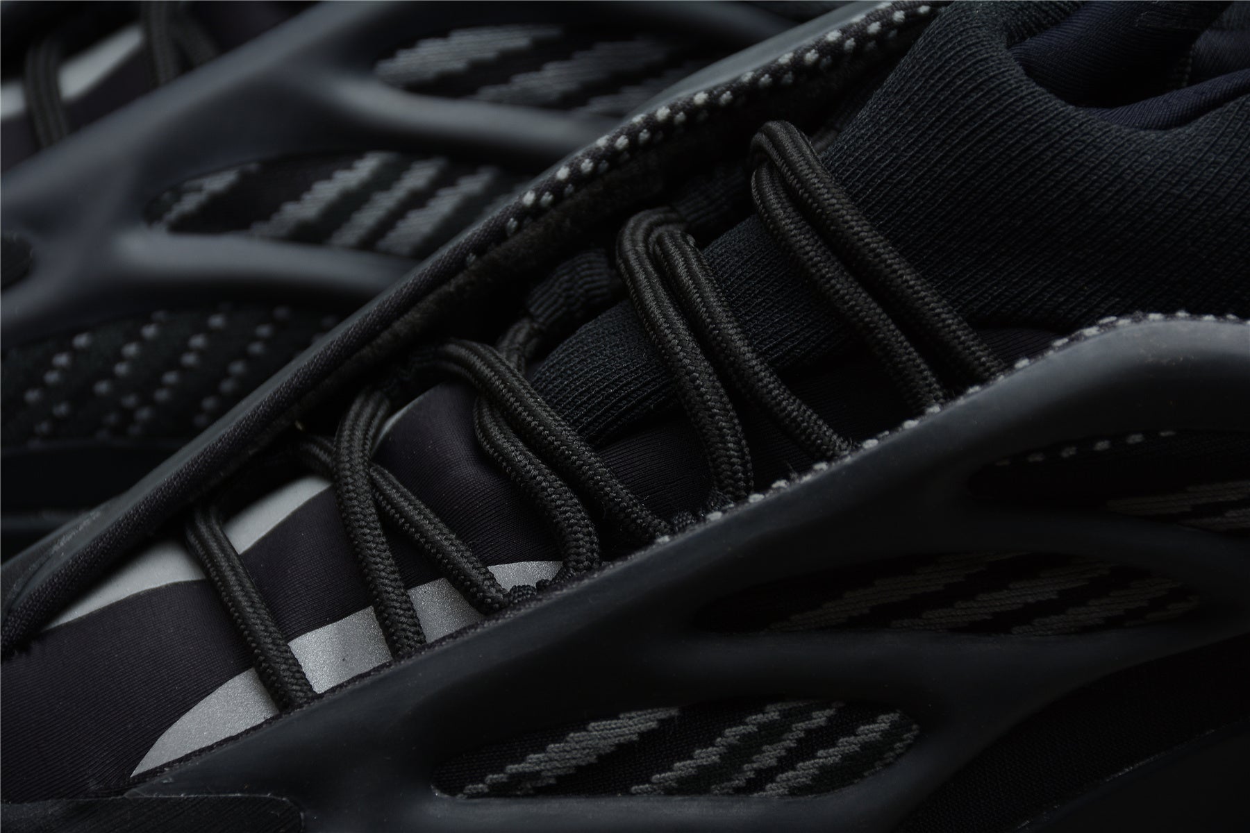 Adidas Yeezy 700 V3 – Negro