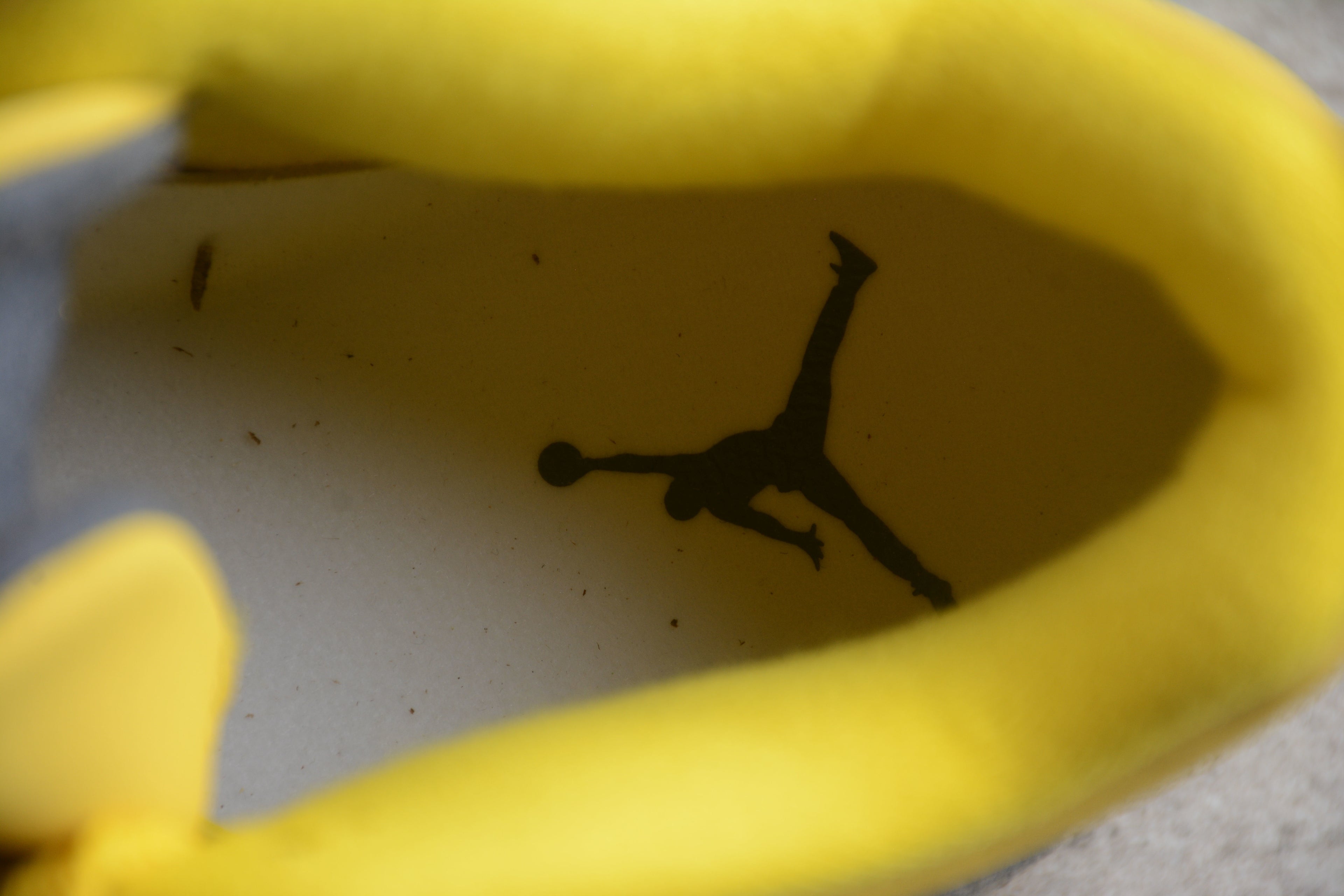 Air Jordan 4 – Amarillo / Negro