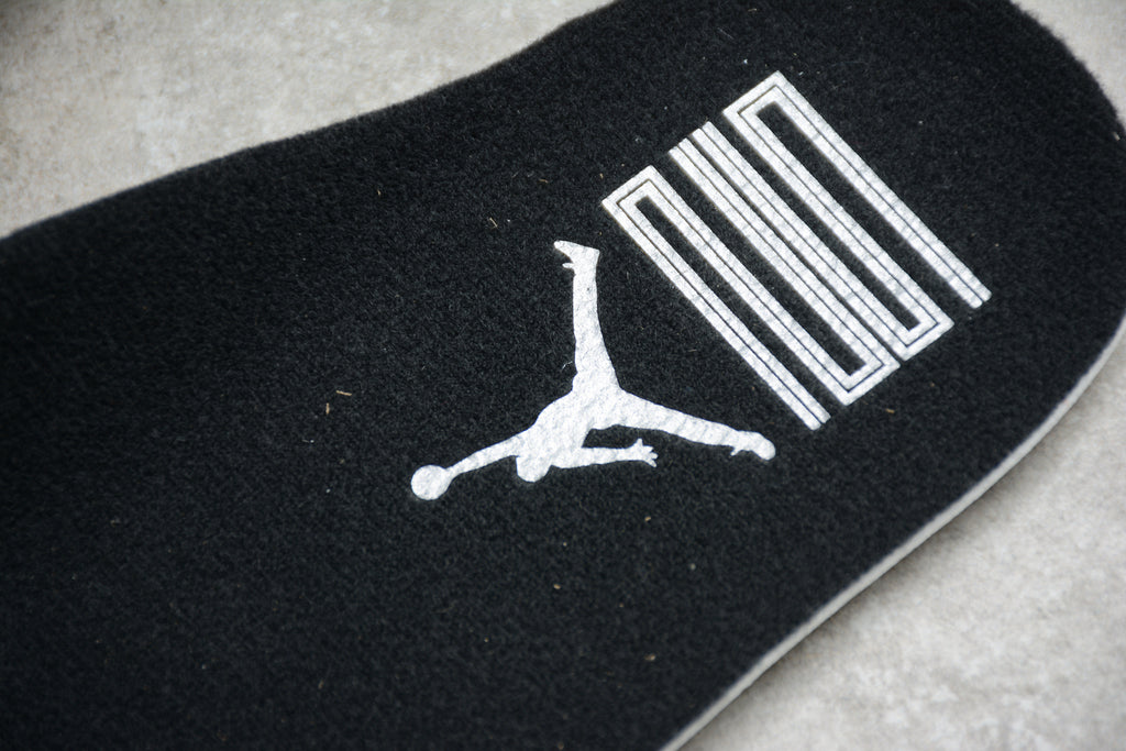 Air Jordan 11 – Negro / Blanco