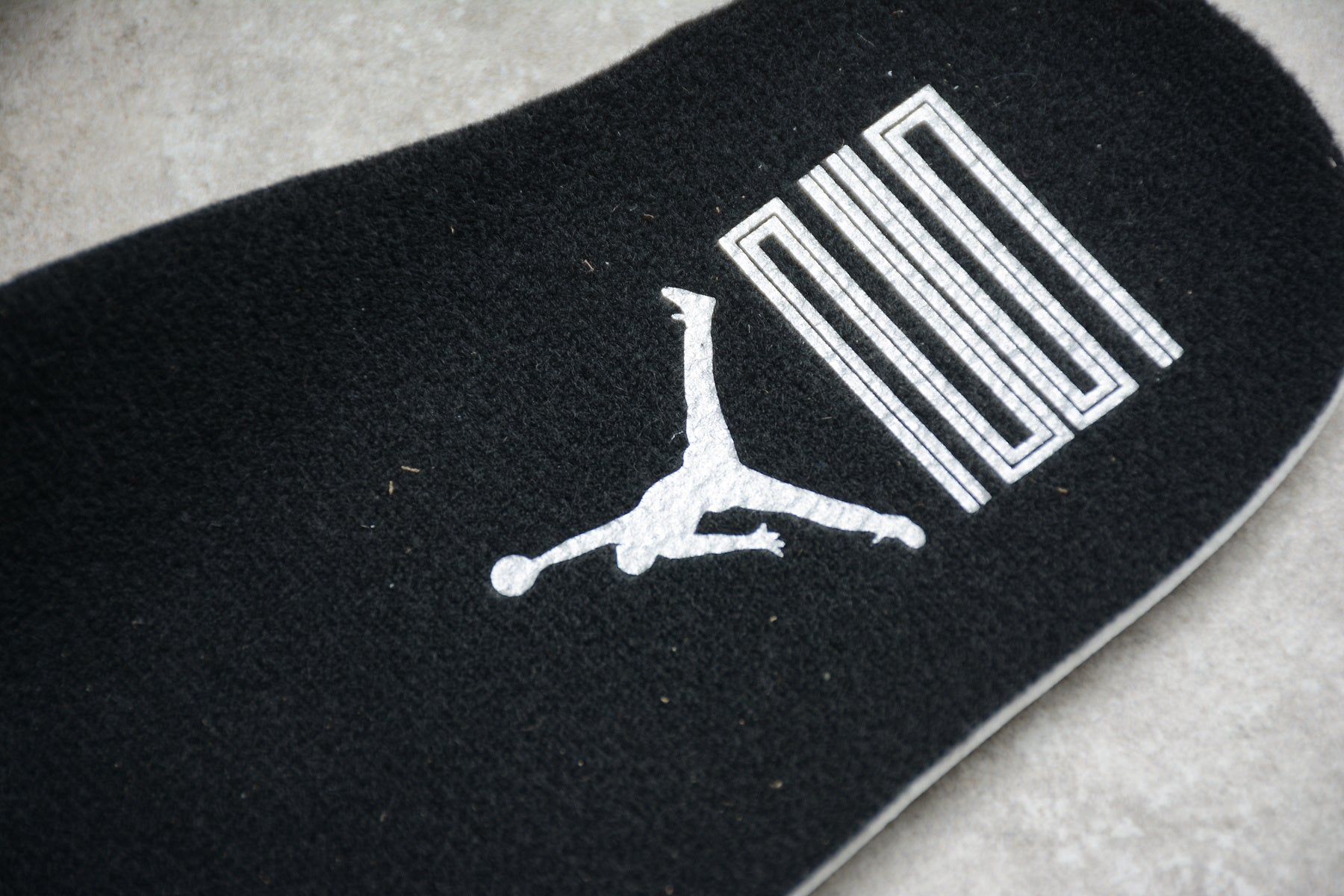Air Jordan 11 – Negro / Blanco