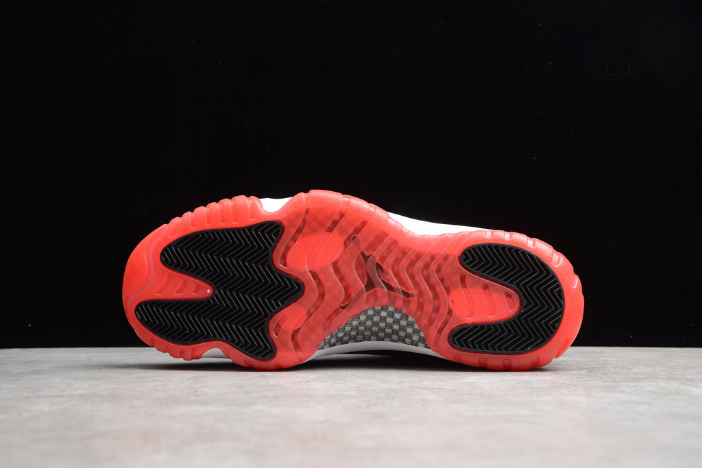 Air Jordan 11 – Negro / Rojo