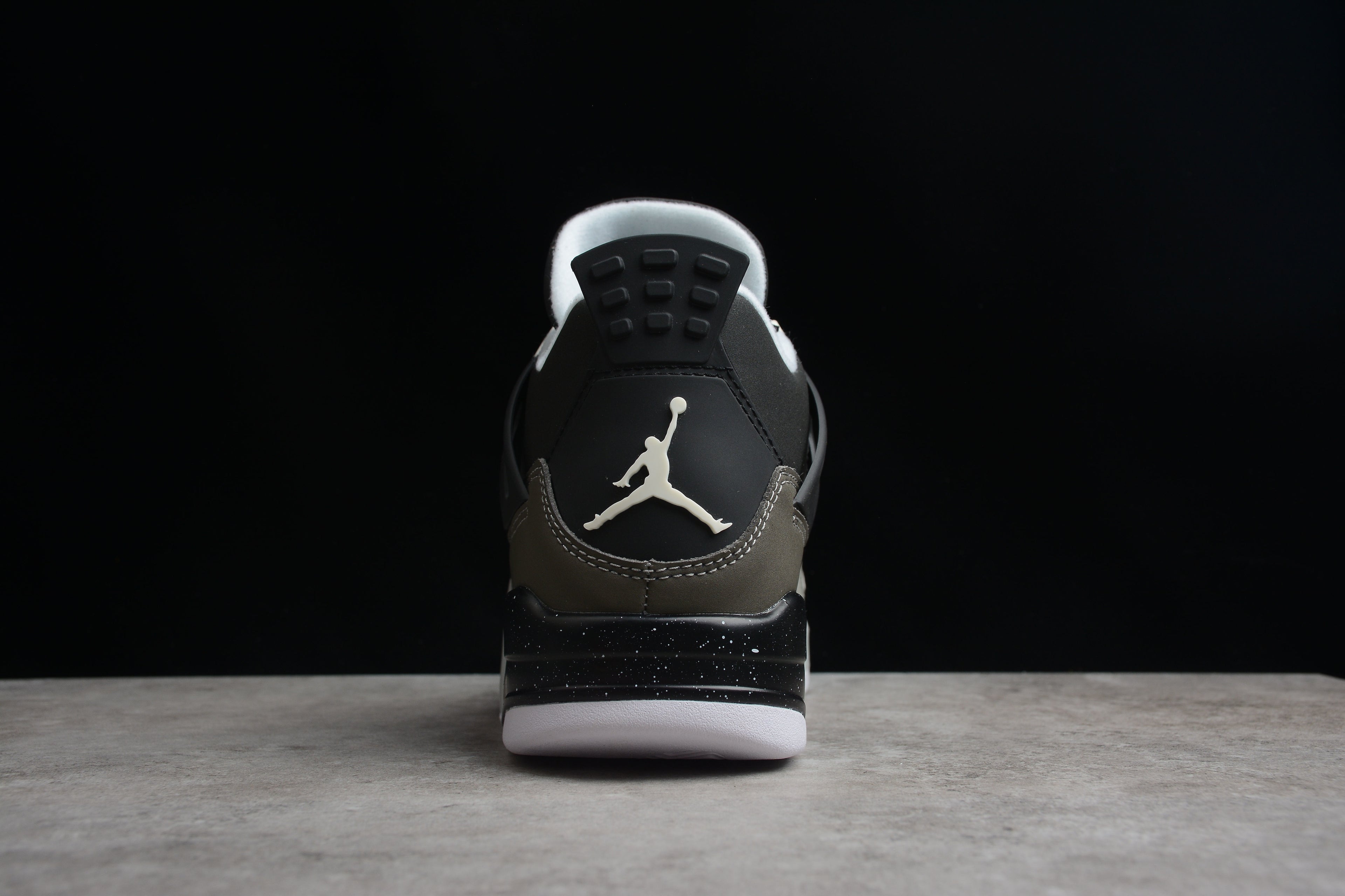 Air Jordan 4 – Tonos de Gris