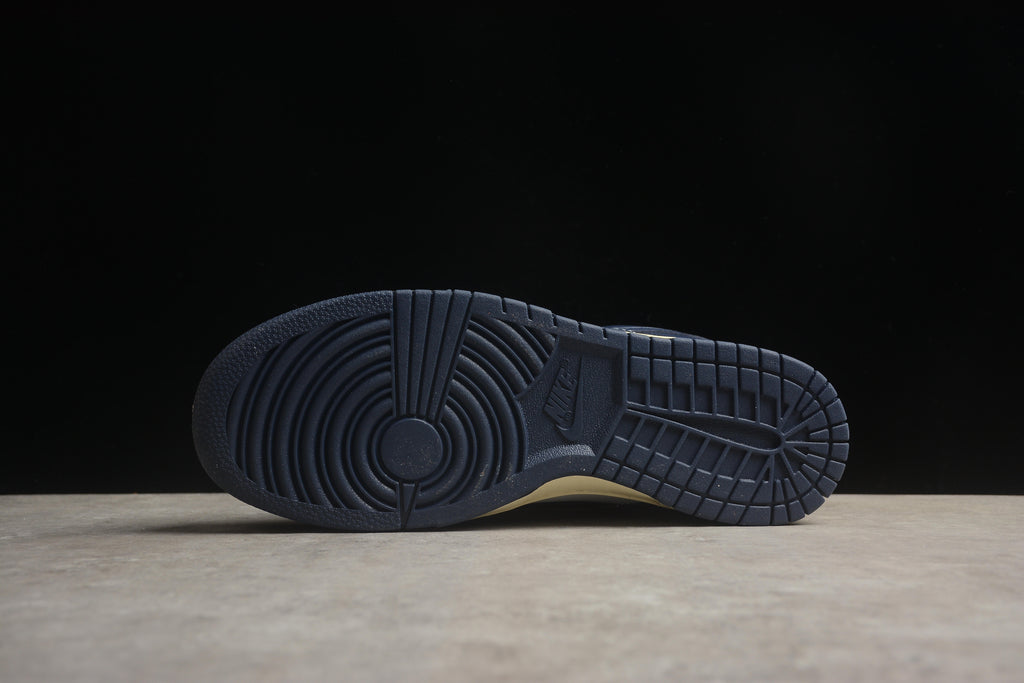 Dunk SB – Azul Oscuro / Blanco
